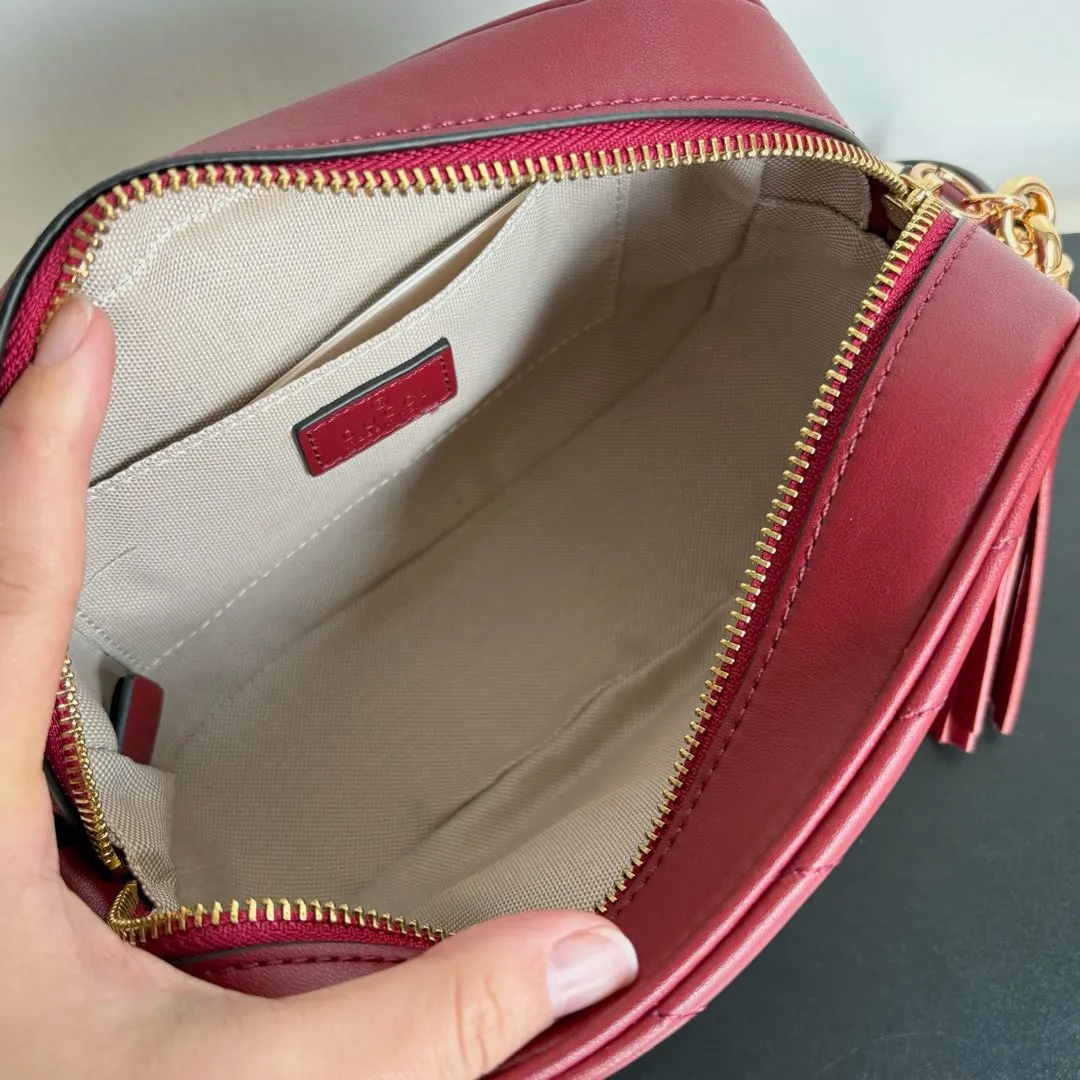 Upgraded version of real shot 💰260 𝐆𝐮𝐜𝐜𝐢 𝐁𝐥𝐨𝐧𝐝𝐢𝐞 camera bag Model: 742360 first-layer cowhide Size: 21*15.5*5.5cm The new upgraded style is more attractive! The capacity is adequate ~ the shoulder straps are adjustable