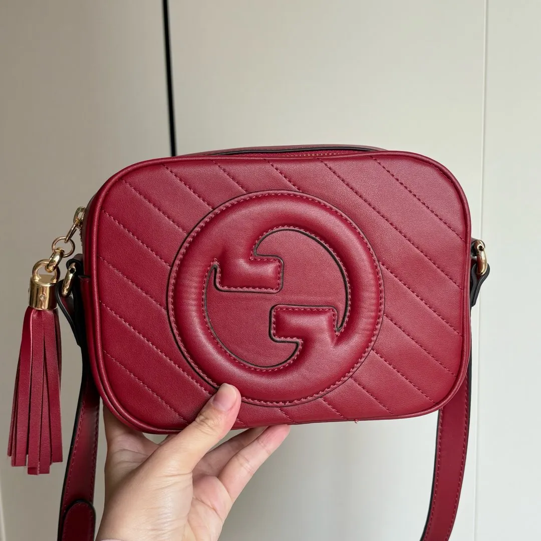 Upgraded version of real shot 💰260 𝐆𝐮𝐜𝐜𝐢 𝐁𝐥𝐨𝐧𝐝𝐢𝐞 camera bag Model: 742360 first-layer cowhide Size: 21*15.5*5.5cm The new upgraded style is more attractive! The capacity is adequate ~ the shoulder straps are adjustable