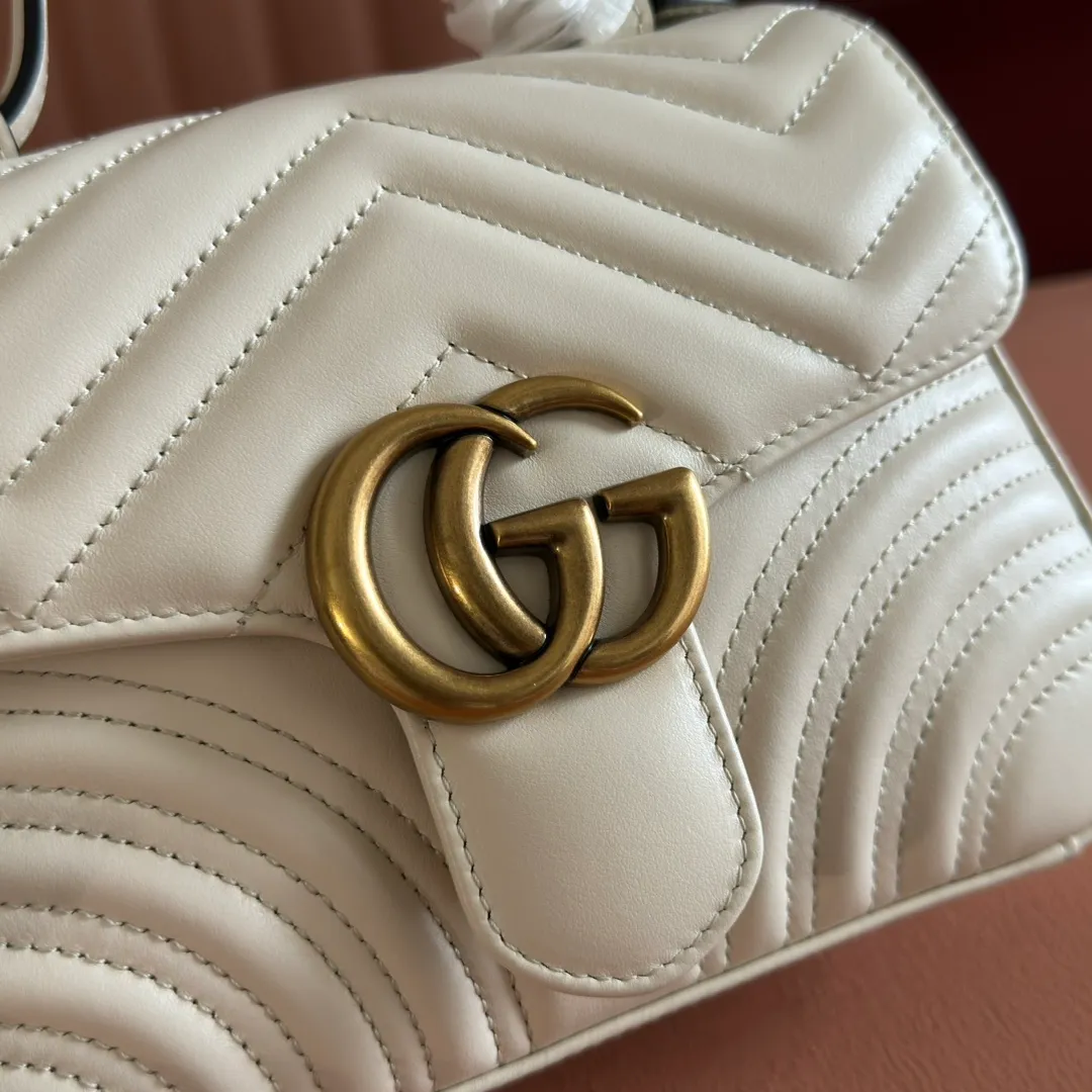 p1280. 📣📣📣【Original leather accessories🌈Full set of counter packaging】🔥🔥 ‼ ‼ "Marmont Italian Original Leather"‼ ‼ Have you picked up the addictive Gucci bags? The elegant and exquisite design of the GG Marmont series has captured the hearts of many girls! At the same time, it is also a must-have versatile item for global experts! Super awesome! Model: 547260. Size: 21*15.5*8. Color: off-white