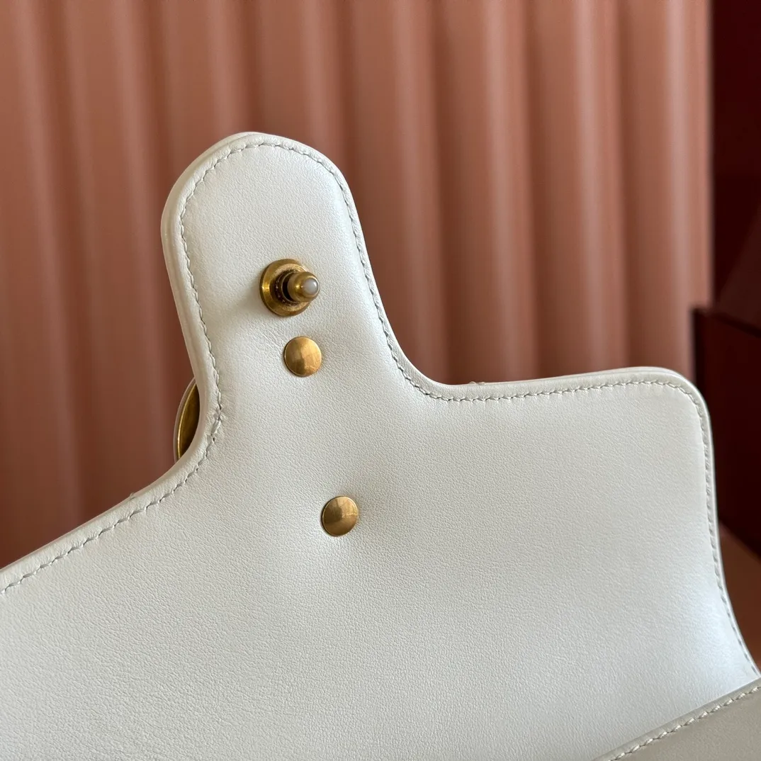 p1280. 📣📣📣【Original leather accessories🌈Full set of counter packaging】🔥🔥 ‼ ‼ "Marmont Italian Original Leather"‼ ‼ Have you picked up the addictive Gucci bags? The elegant and exquisite design of the GG Marmont series has captured the hearts of many girls! At the same time, it is also a must-have versatile item for global experts! Super awesome! Model: 547260. Size: 21*15.5*8. Color: off-white