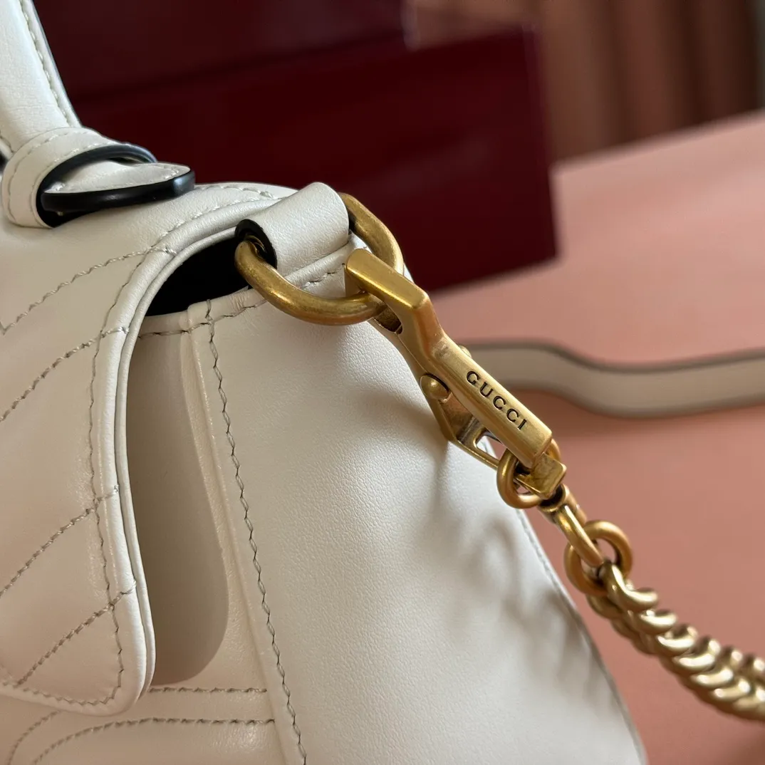 p1280. 📣📣📣【Original leather accessories🌈Full set of counter packaging】🔥🔥 ‼ ‼ "Marmont Italian Original Leather"‼ ‼ Have you picked up the addictive Gucci bags? The elegant and exquisite design of the GG Marmont series has captured the hearts of many girls! At the same time, it is also a must-have versatile item for global experts! Super awesome! Model: 547260. Size: 21*15.5*8. Color: off-white