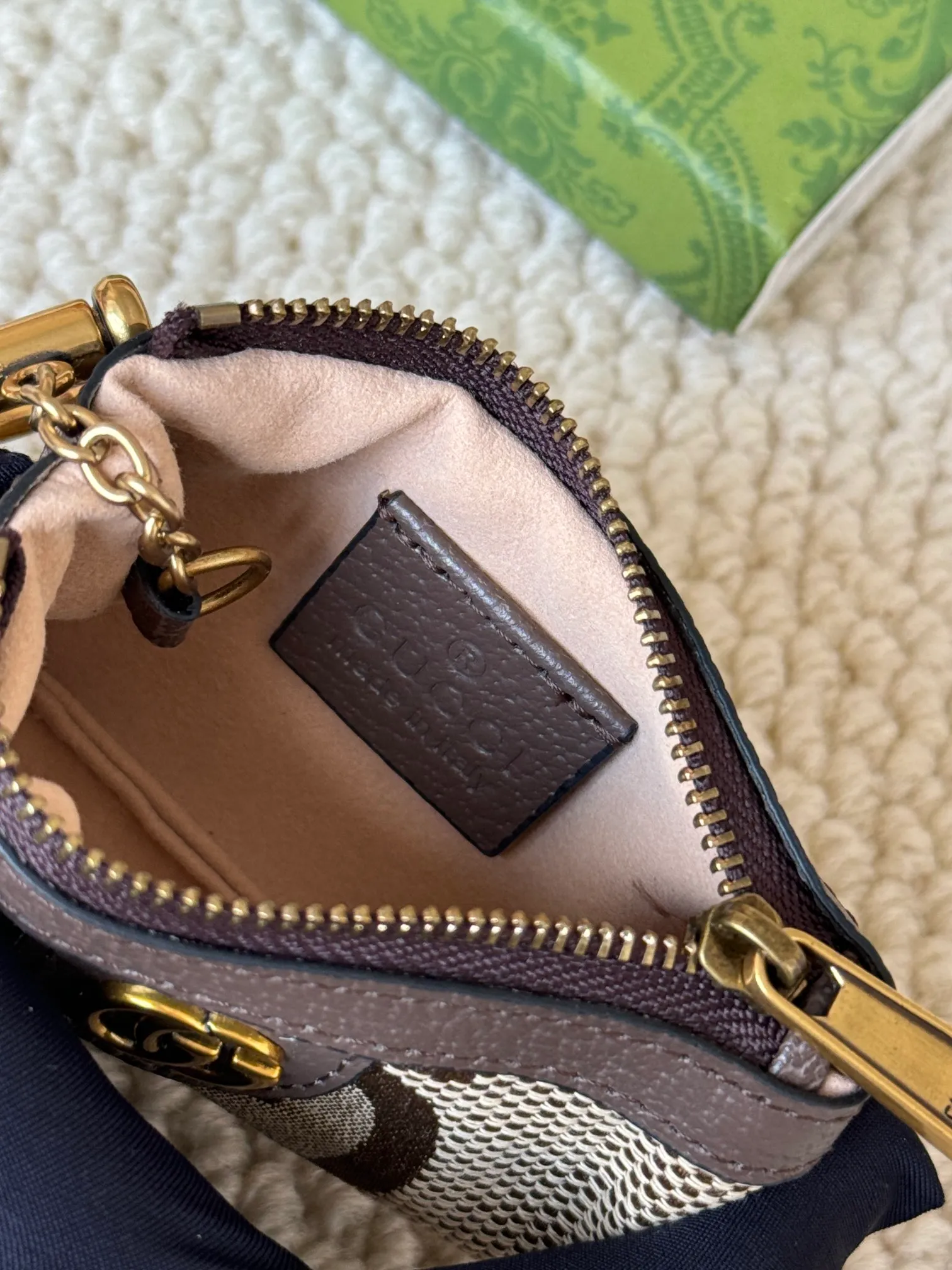 💰140 gucci new small coin purse ~ lipstick bag! Cowhide + PVC with exquisite original factory hardware! Flexible and unique hook buckle, small and exquisite, with great effect. Model: 671722, size: 12x7.5x1.5cm.