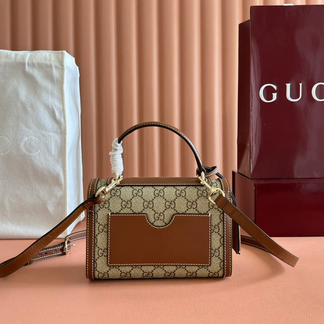 p1120. 💋💋💋"With full set of original counter packaging" [New product] Padlock series makes a stunning appearance in the 2025 early autumn series with modern silhouettes, unlocking multiple carrying methods. This style can be worn by hand or cross-body and has a web lining that pays homage to the brand's signature elements. Beige and dark brown GG monogram coated fabric Brown leather piping Light gold tone hardware Cotton lining with red and green webbing Interior: one open pocket External: one open pocket Carry handles (6 cm height) Removable and adjustable leather shoulder strap (height: 57 cm – 62 cm; length: 103 cm – 123 cm) Padlock clasp with leather keychain Ident No.: 838999. Dimensions: 20cm (width) x 13cm (height) x 8cm (depth) Weight: about 0.6kg Color: Brown/PVC.