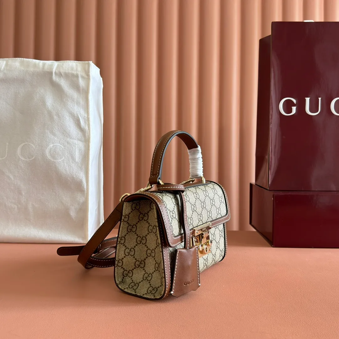 p1120. 💋💋💋"With full set of original counter packaging" [New product] Padlock series makes a stunning appearance in the 2025 early autumn series with modern silhouettes, unlocking multiple carrying methods. This style can be worn by hand or cross-body and has a web lining that pays homage to the brand's signature elements. Beige and dark brown GG monogram coated fabric Brown leather piping Light gold tone hardware Cotton lining with red and green webbing Interior: one open pocket External: one open pocket Carry handles (6 cm height) Removable and adjustable leather shoulder strap (height: 57 cm – 62 cm; length: 103 cm – 123 cm) Padlock clasp with leather keychain Ident No.: 838999. Dimensions: 20cm (width) x 13cm (height) x 8cm (depth) Weight: about 0.6kg Color: Brown/PVC.
