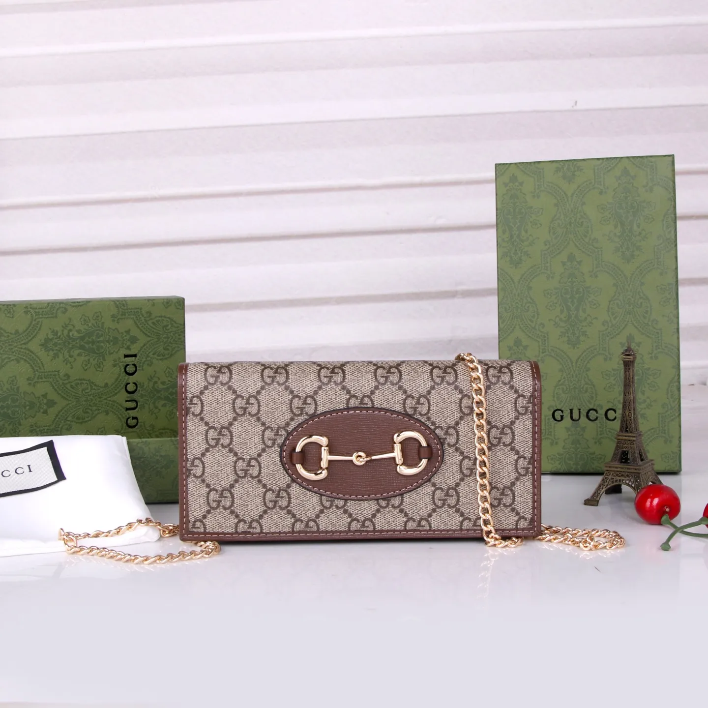 💰180 Style number: 99261 Brand: GUCCl Color: Brown White Size: 19*10*4 Description: GUCCi 2020 new 1955 saddle buckle Woc ready-made exclusive photo shoot, mobile phone. card. lipstick. key... you must bring small items in one package, and there is a zipper compartment. You can also use it as a handbag by removing the chain.
