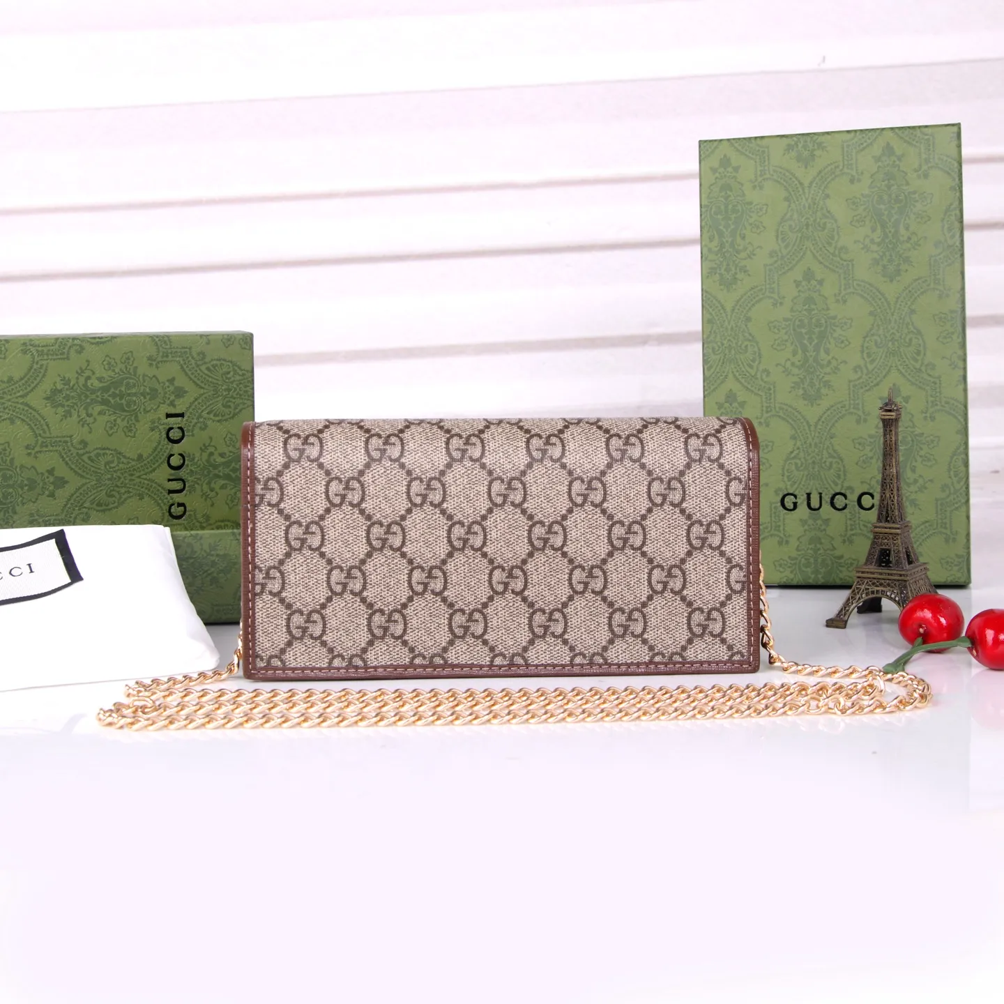 💰180 Style number: 99261 Brand: GUCCl Color: Brown White Size: 19*10*4 Description: GUCCi 2020 new 1955 saddle buckle Woc ready-made exclusive photo shoot, mobile phone. card. lipstick. key... you must bring small items in one package, and there is a zipper compartment. You can also use it as a handbag by removing the chain.