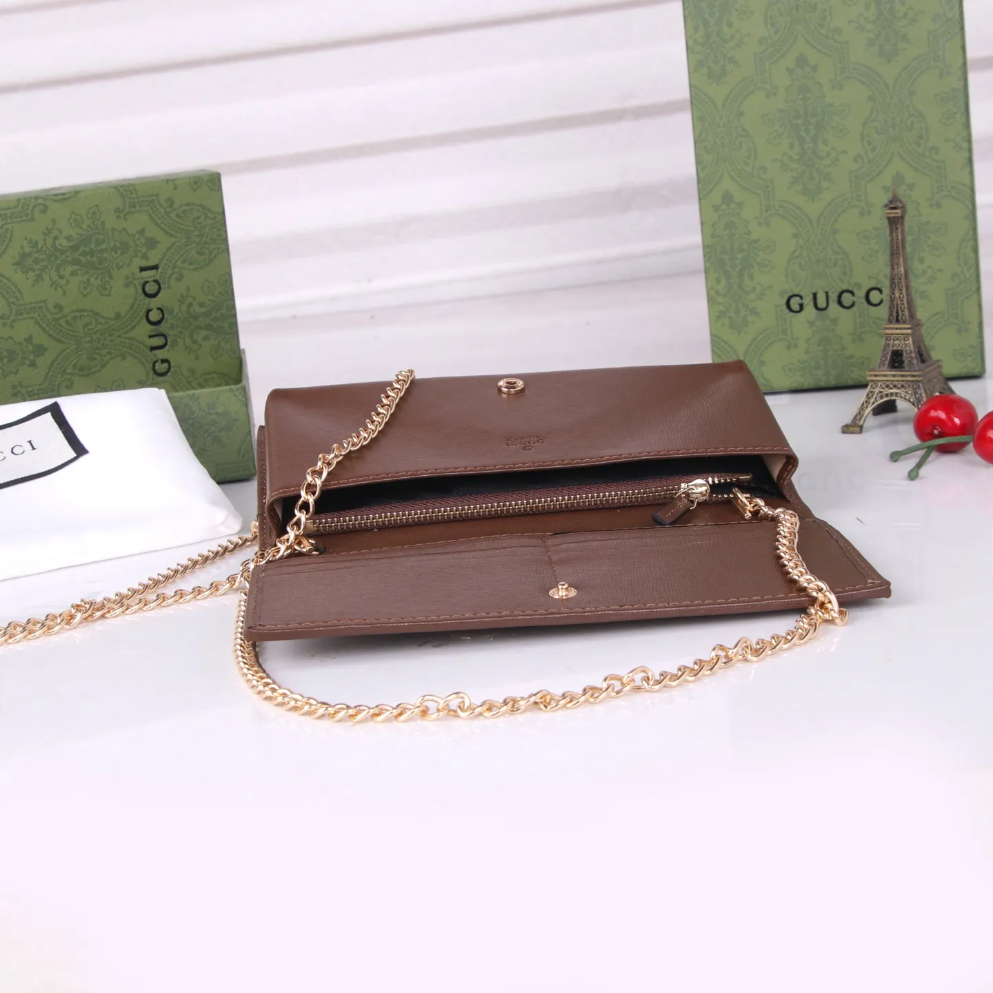 💰180 Style number: 99261 Brand: GUCCl Color: Brown White Size: 19*10*4 Description: GUCCi 2020 new 1955 saddle buckle Woc ready-made exclusive photo shoot, mobile phone. card. lipstick. key... you must bring small items in one package, and there is a zipper compartment. You can also use it as a handbag by removing the chain.