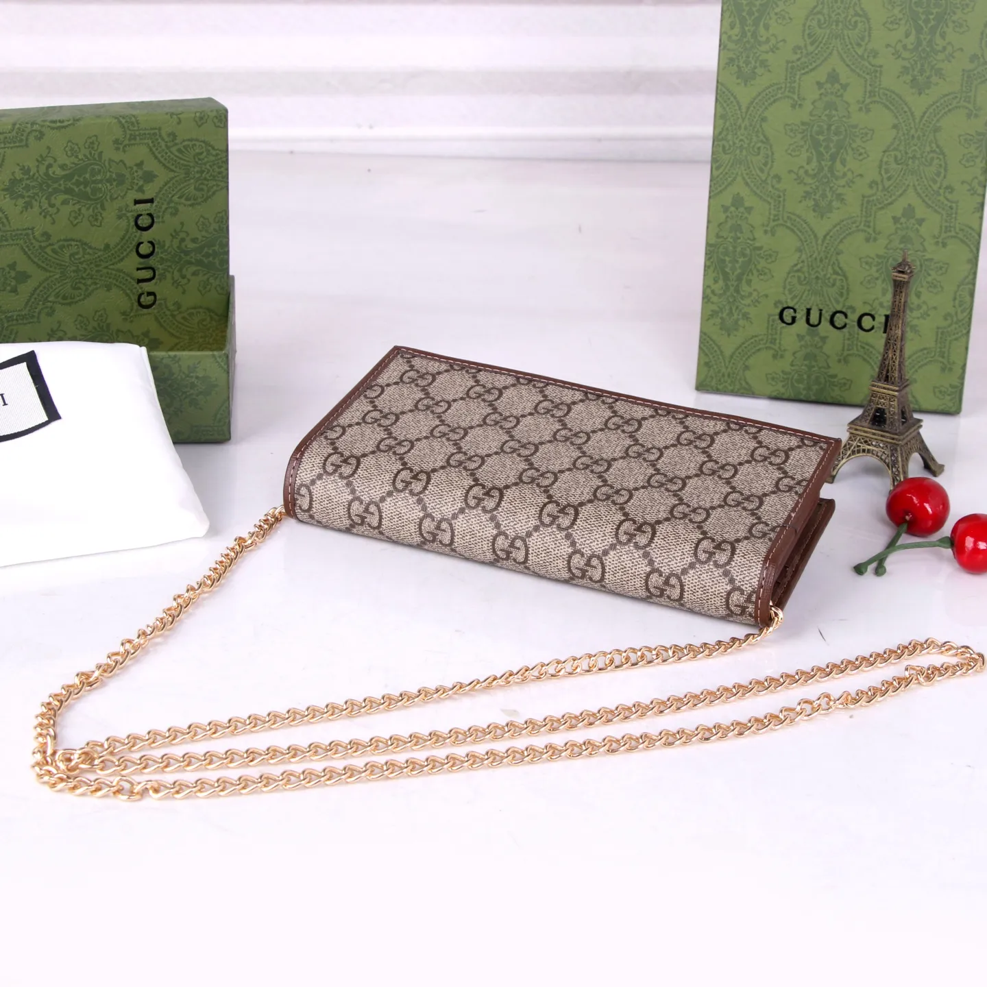 💰180 Style number: 99261 Brand: GUCCl Color: Brown White Size: 19*10*4 Description: GUCCi 2020 new 1955 saddle buckle Woc ready-made exclusive photo shoot, mobile phone. card. lipstick. key... you must bring small items in one package, and there is a zipper compartment. You can also use it as a handbag by removing the chain.