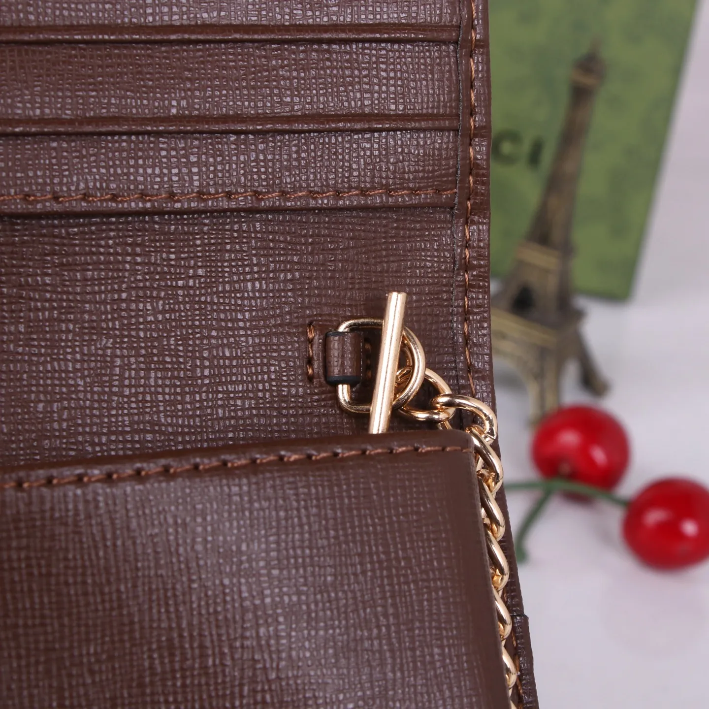 💰180 Style number: 99261 Brand: GUCCl Color: Brown White Size: 19*10*4 Description: GUCCi 2020 new 1955 saddle buckle Woc ready-made exclusive photo shoot, mobile phone. card. lipstick. key... you must bring small items in one package, and there is a zipper compartment. You can also use it as a handbag by removing the chain.