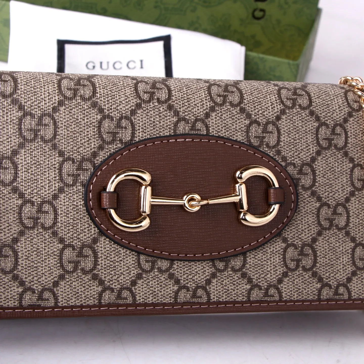 💰180 Style number: 99261 Brand: GUCCl Color: Brown White Size: 19*10*4 Description: GUCCi 2020 new 1955 saddle buckle Woc ready-made exclusive photo shoot, mobile phone. card. lipstick. key... you must bring small items in one package, and there is a zipper compartment. You can also use it as a handbag by removing the chain.