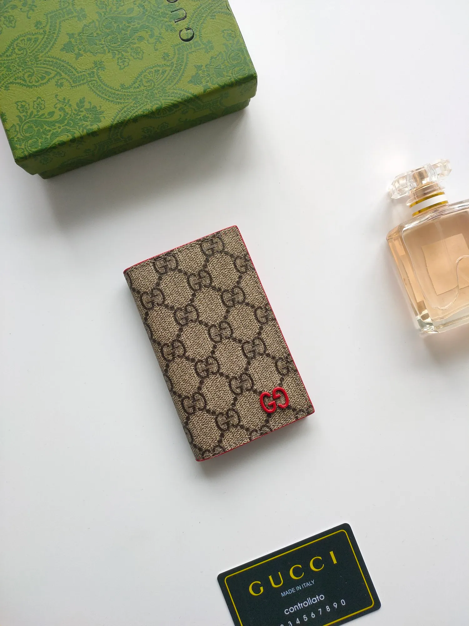 💰100💰Long card holder with GG details. Gucci archive elements GG details and vibrant colors are cleverly blended. This long card holder is crafted from GG Supreme canvas and cleverly incorporates red contrasting details, bringing subtle contrast to this compact daily accessory. Model: 768249. Dimensions when open: 12 (length) x 15cm (width) Dimensions when closed: 12 (length) x 7.5cm (width)