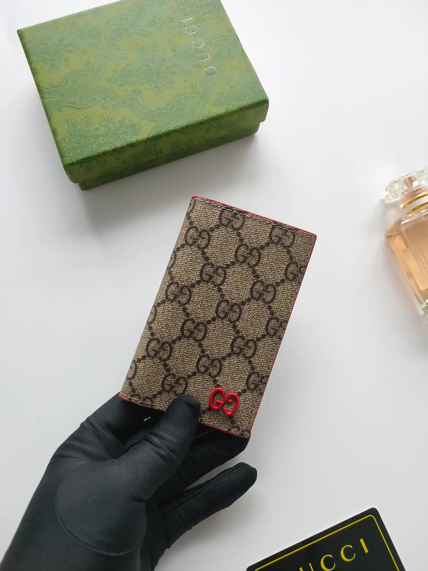 💰100💰Long card holder with GG details. Gucci archive elements GG details and vibrant colors are cleverly blended. This long card holder is crafted from GG Supreme canvas and cleverly incorporates red contrasting details, bringing subtle contrast to this compact daily accessory. Model: 768249. Dimensions when open: 12 (length) x 15cm (width) Dimensions when closed: 12 (length) x 7.5cm (width)