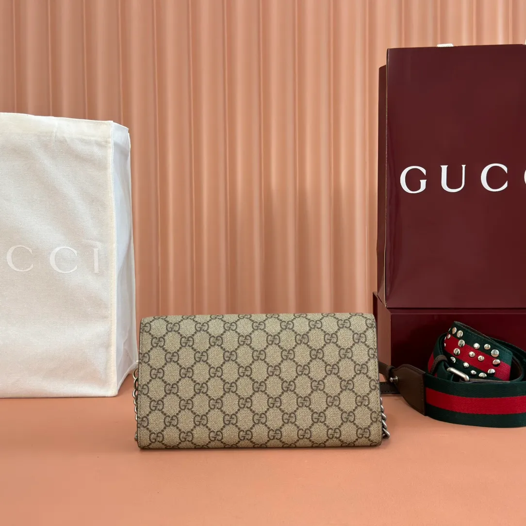 p1240. 📣📣📣【Original leather accessories🌈 Equipped with full counter packaging】🔥🔥 Dionysus series small shoulder bag, at the "Gucci Cosmogonie" fashion show, the brand launched a new design element "Star Cluster". The new generation of Dionysus series handbags still uses the tiger head lock, a highly recognizable design element. The body of the bag is compact and crisp, and the matching webbing shoulder strap is decorated with studs spelling out Gucci, making this piece even more eye-catching. Beige and ebony GG Supreme canvas, brown leather trim, vintage silver tone hardware, red and green webbing with studded "Gucci" detail, double tiger head lock, hand-painted trim, internal zip compartment, flap pocket, double baffles, removable shoulder strap (x cm height), metal chain shoulder strap (x cm height) Model: 731782 Size: 25*14*4 Color: Khaki.