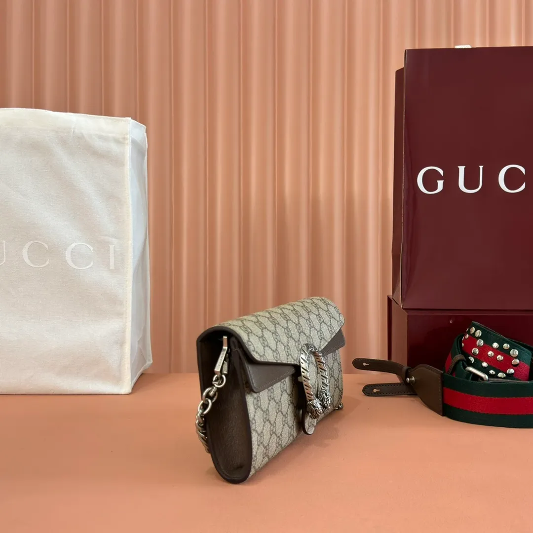 p1240. 📣📣📣【Original leather accessories🌈 Equipped with full counter packaging】🔥🔥 Dionysus series small shoulder bag, at the "Gucci Cosmogonie" fashion show, the brand launched a new design element "Star Cluster". The new generation of Dionysus series handbags still uses the tiger head lock, a highly recognizable design element. The body of the bag is compact and crisp, and the matching webbing shoulder strap is decorated with studs spelling out Gucci, making this piece even more eye-catching. Beige and ebony GG Supreme canvas, brown leather trim, vintage silver tone hardware, red and green webbing with studded "Gucci" detail, double tiger head lock, hand-painted trim, internal zip compartment, flap pocket, double baffles, removable shoulder strap (x cm height), metal chain shoulder strap (x cm height) Model: 731782 Size: 25*14*4 Color: Khaki.