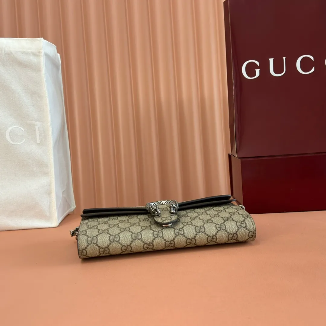 p1240. 📣📣📣【Original leather accessories🌈 Equipped with full counter packaging】🔥🔥 Dionysus series small shoulder bag, at the "Gucci Cosmogonie" fashion show, the brand launched a new design element "Star Cluster". The new generation of Dionysus series handbags still uses the tiger head lock, a highly recognizable design element. The body of the bag is compact and crisp, and the matching webbing shoulder strap is decorated with studs spelling out Gucci, making this piece even more eye-catching. Beige and ebony GG Supreme canvas, brown leather trim, vintage silver tone hardware, red and green webbing with studded "Gucci" detail, double tiger head lock, hand-painted trim, internal zip compartment, flap pocket, double baffles, removable shoulder strap (x cm height), metal chain shoulder strap (x cm height) Model: 731782 Size: 25*14*4 Color: Khaki.