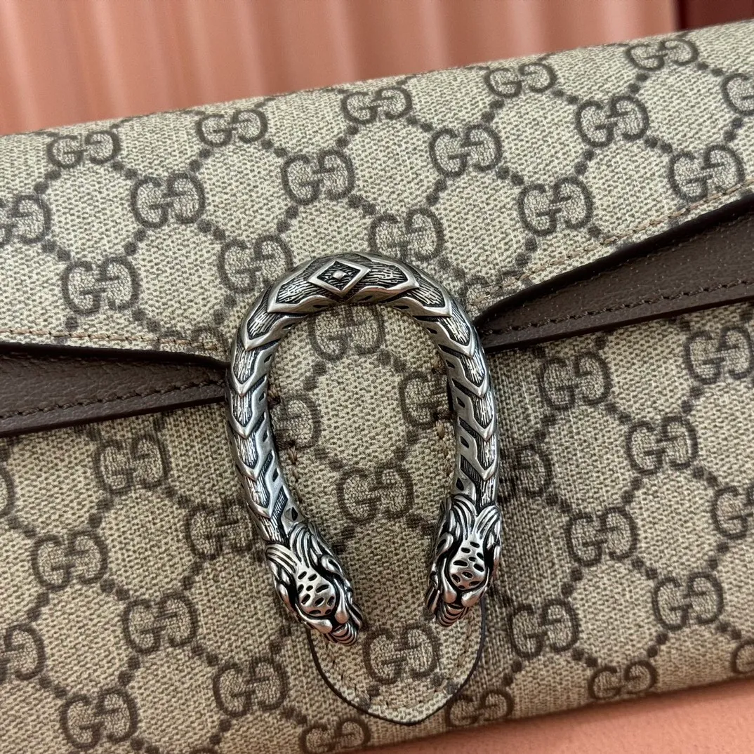 p1240. 📣📣📣【Original leather accessories🌈 Equipped with full counter packaging】🔥🔥 Dionysus series small shoulder bag, at the "Gucci Cosmogonie" fashion show, the brand launched a new design element "Star Cluster". The new generation of Dionysus series handbags still uses the tiger head lock, a highly recognizable design element. The body of the bag is compact and crisp, and the matching webbing shoulder strap is decorated with studs spelling out Gucci, making this piece even more eye-catching. Beige and ebony GG Supreme canvas, brown leather trim, vintage silver tone hardware, red and green webbing with studded "Gucci" detail, double tiger head lock, hand-painted trim, internal zip compartment, flap pocket, double baffles, removable shoulder strap (x cm height), metal chain shoulder strap (x cm height) Model: 731782 Size: 25*14*4 Color: Khaki.