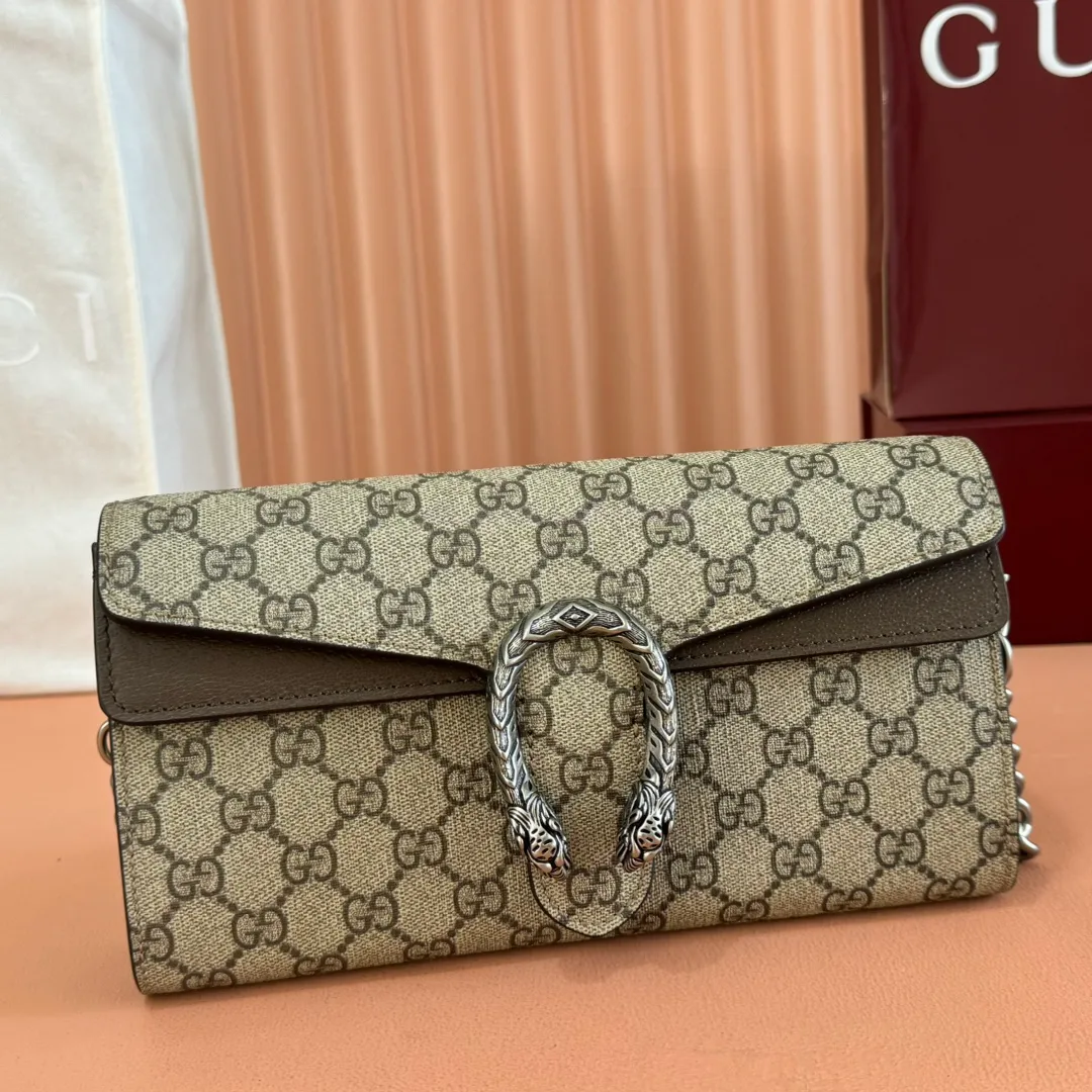 p1240. 📣📣📣【Original leather accessories🌈 Equipped with full counter packaging】🔥🔥 Dionysus series small shoulder bag, at the "Gucci Cosmogonie" fashion show, the brand launched a new design element "Star Cluster". The new generation of Dionysus series handbags still uses the tiger head lock, a highly recognizable design element. The body of the bag is compact and crisp, and the matching webbing shoulder strap is decorated with studs spelling out Gucci, making this piece even more eye-catching. Beige and ebony GG Supreme canvas, brown leather trim, vintage silver tone hardware, red and green webbing with studded "Gucci" detail, double tiger head lock, hand-painted trim, internal zip compartment, flap pocket, double baffles, removable shoulder strap (x cm height), metal chain shoulder strap (x cm height) Model: 731782 Size: 25*14*4 Color: Khaki.