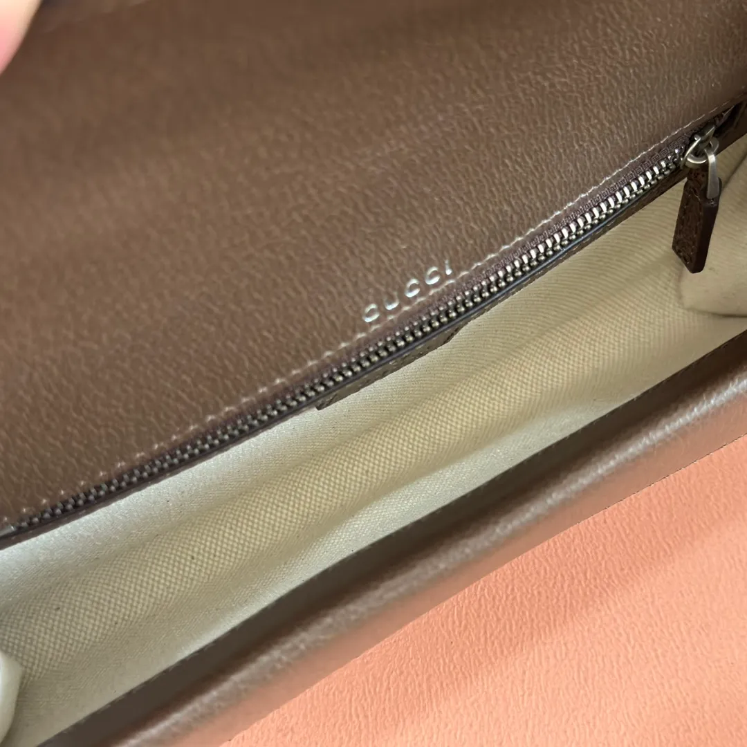 p1240. 📣📣📣【Original leather accessories🌈 Equipped with full counter packaging】🔥🔥 Dionysus series small shoulder bag, at the "Gucci Cosmogonie" fashion show, the brand launched a new design element "Star Cluster". The new generation of Dionysus series handbags still uses the tiger head lock, a highly recognizable design element. The body of the bag is compact and crisp, and the matching webbing shoulder strap is decorated with studs spelling out Gucci, making this piece even more eye-catching. Beige and ebony GG Supreme canvas, brown leather trim, vintage silver tone hardware, red and green webbing with studded "Gucci" detail, double tiger head lock, hand-painted trim, internal zip compartment, flap pocket, double baffles, removable shoulder strap (x cm height), metal chain shoulder strap (x cm height) Model: 731782 Size: 25*14*4 Color: Khaki.