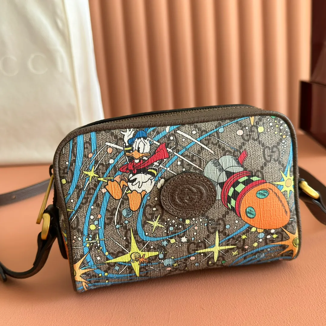 p800. 💋💋💋【Original leather with counter packaging】‼ G Home 👉New style. The market's top exclusive goods control, special/counter quality 💯Using imported cowhide, original hardware! Exquisite workmanship. 💯Exclusive physical photos📷👉The quality can be seen in the picture👄👄😘😘. Style number: 648124. Dimensions: Width 17.5*Height 12*Side width 5.5. Color: Model: Brown PVC/Donald Duck