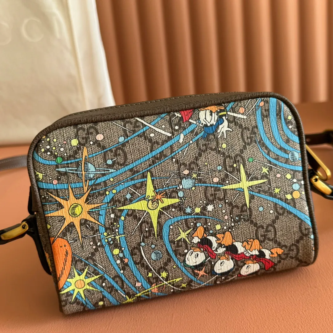 p800. 💋💋💋【Original leather with counter packaging】‼ G Home 👉New style. The market's top exclusive goods control, special/counter quality 💯Using imported cowhide, original hardware! Exquisite workmanship. 💯Exclusive physical photos📷👉The quality can be seen in the picture👄👄😘😘. Style number: 648124. Dimensions: Width 17.5*Height 12*Side width 5.5. Color: Model: Brown PVC/Donald Duck