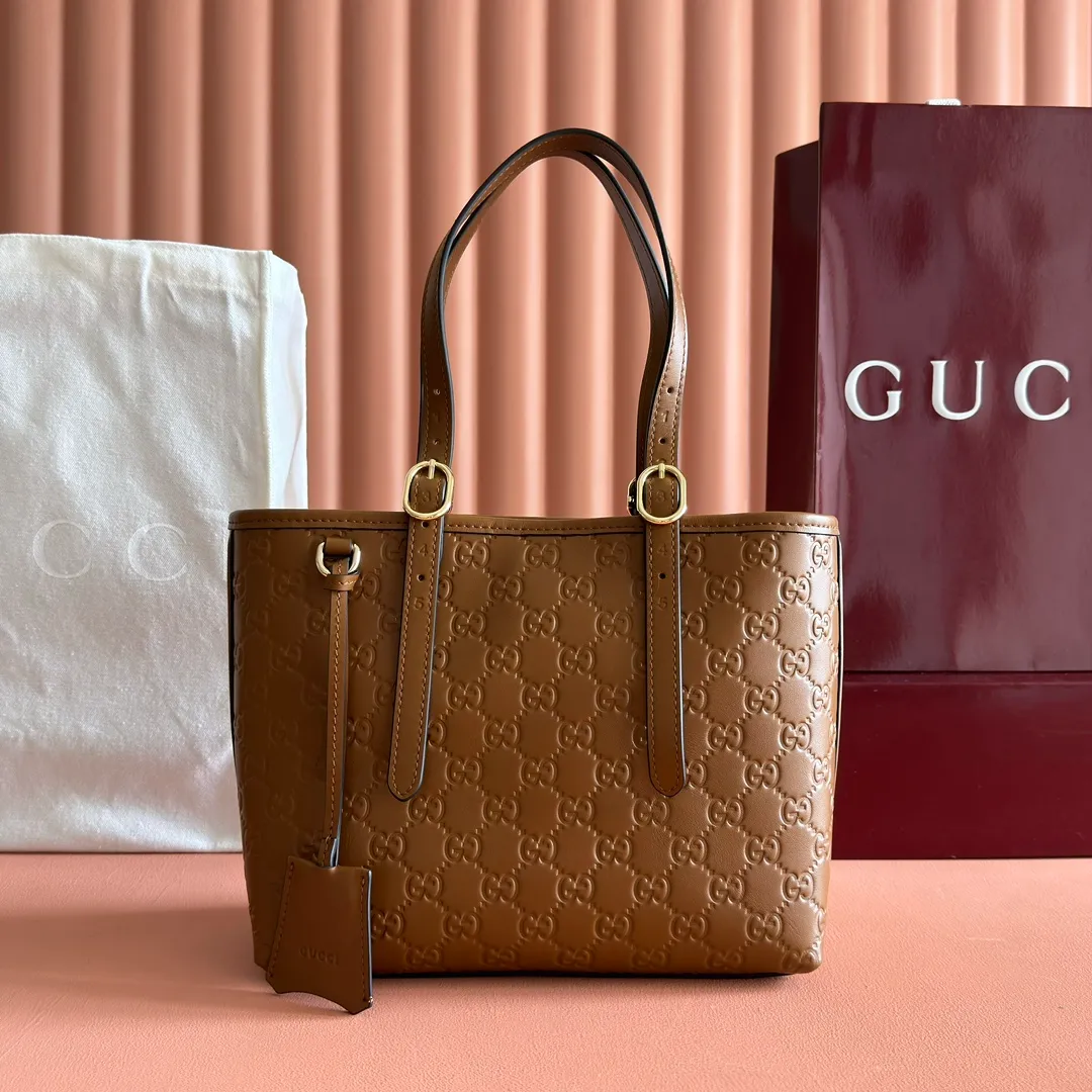 p1120. 💋💋💋"With full set of original counter packaging" [New Product] 2025 Autumn and Winter Series, the GG Emblem series reinterprets the brand's timeless elegance and exquisite craftsmanship. This tote bag features a tonal cotton-lined interior compartment and an adjustable shoulder strap for added functionality. Pink GG printed embossed leather Light gold tone hardware Light pink cotton lining The bag pictured is sold separately and does not come with the bag charm. Interior: Zippered pocket Adjustable leather shoulder strap: Height: 16 cm - 26 cm; Length: 72 cm Model number: 847456. Dimensions: 25cm (W) x 20cm (H) x 10cm (D) Weight: Approx. 0.55kg Color: Brown embossed. Made in Italy