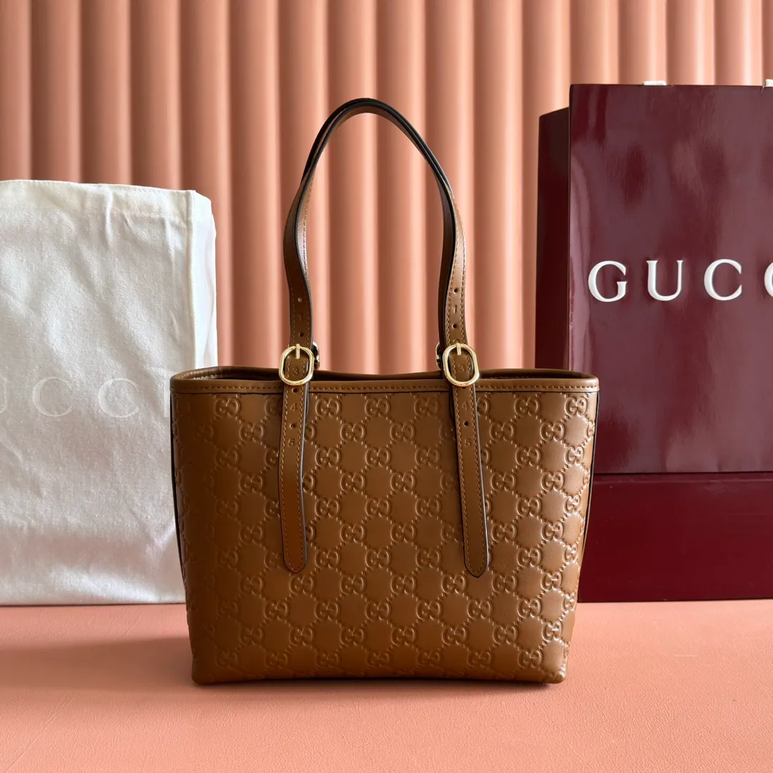 p1120. 💋💋💋"With full set of original counter packaging" [New Product] 2025 Autumn and Winter Series, the GG Emblem series reinterprets the brand's timeless elegance and exquisite craftsmanship. This tote bag features a tonal cotton-lined interior compartment and an adjustable shoulder strap for added functionality. Pink GG printed embossed leather Light gold tone hardware Light pink cotton lining The bag pictured is sold separately and does not come with the bag charm. Interior: Zippered pocket Adjustable leather shoulder strap: Height: 16 cm - 26 cm; Length: 72 cm Model number: 847456. Dimensions: 25cm (W) x 20cm (H) x 10cm (D) Weight: Approx. 0.55kg Color: Brown embossed. Made in Italy
