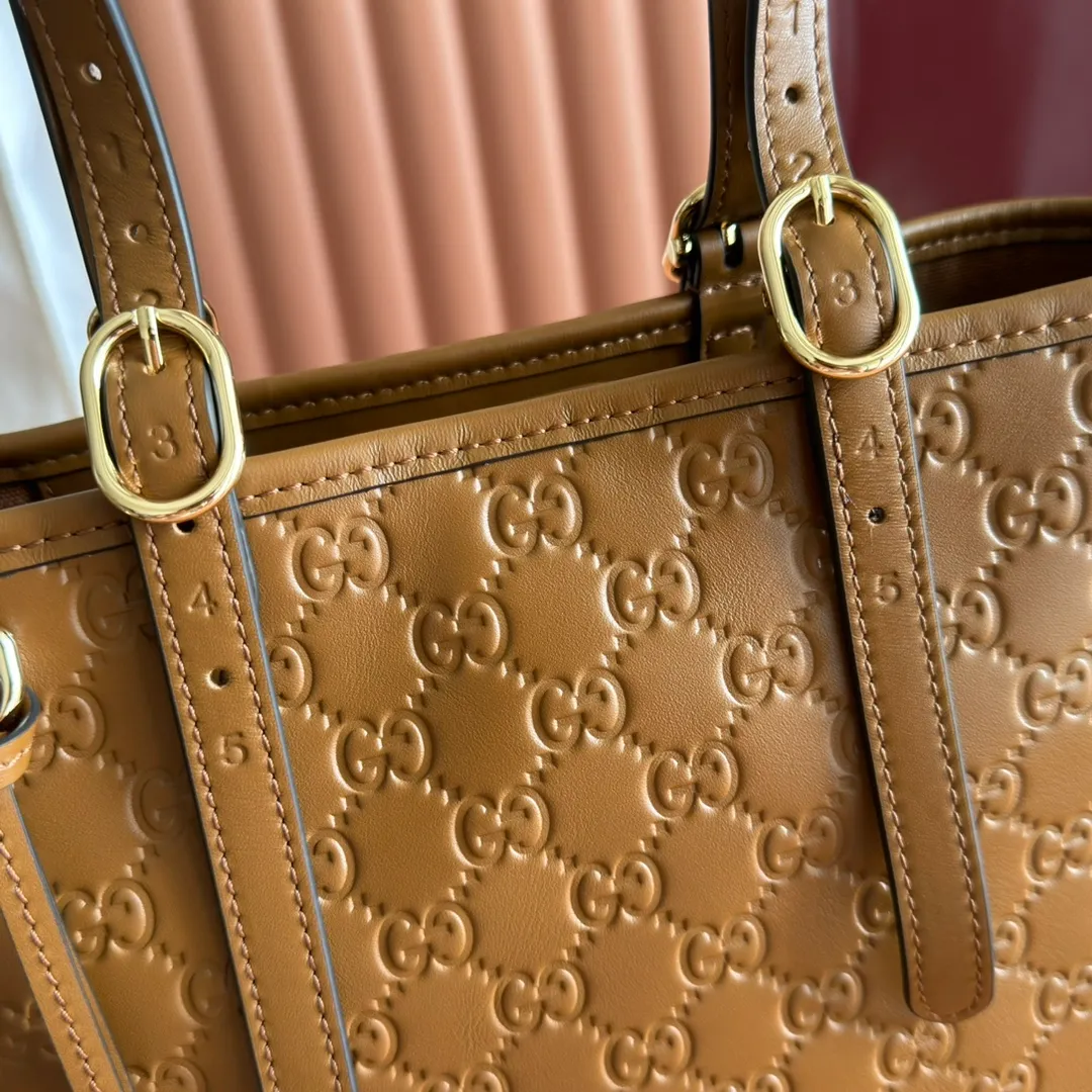 p1120. 💋💋💋"With full set of original counter packaging" [New Product] 2025 Autumn and Winter Series, the GG Emblem series reinterprets the brand's timeless elegance and exquisite craftsmanship. This tote bag features a tonal cotton-lined interior compartment and an adjustable shoulder strap for added functionality. Pink GG printed embossed leather Light gold tone hardware Light pink cotton lining The bag pictured is sold separately and does not come with the bag charm. Interior: Zippered pocket Adjustable leather shoulder strap: Height: 16 cm - 26 cm; Length: 72 cm Model number: 847456. Dimensions: 25cm (W) x 20cm (H) x 10cm (D) Weight: Approx. 0.55kg Color: Brown embossed. Made in Italy