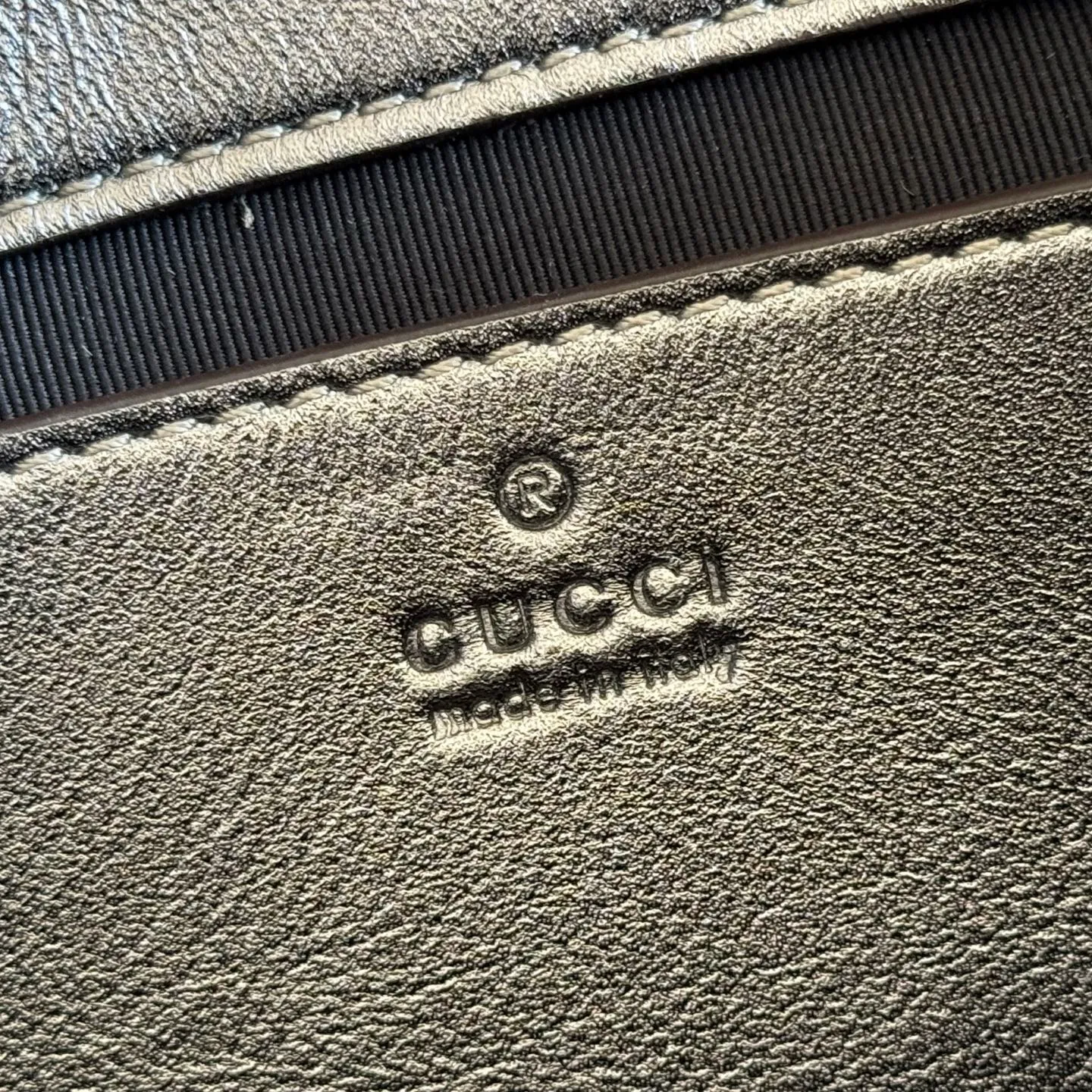 p1120💋💋💋【With full set of original counter packaging】The brand's iconic GG Marmont series is ingeniously integrated with double G styling accessories, faceted chain straps and soft silhouettes, and is made of gold and silver thread leather to create a shoulder bag style. Silver metallic quilted V-shaped lamé leather Silver-toned hardware Silver viscose lining Double G Interior: One open pocket Sliding chain strap that can be used as a shoulder strap (55 cm high) Spring-buckle flap Ref.: 837280. Dimensions: 22cm (W) x 12.5cm (H) x 6cm (D) Weight: approx. 0.55kg Colour: Gunmetal sheepskin Made in Italy