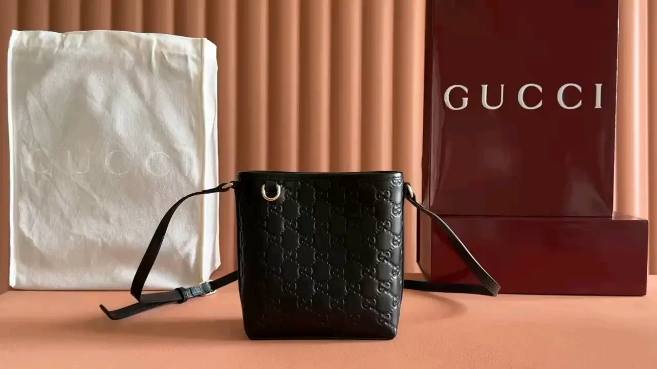 💋💋💋【New Product】GG Emblem series mini, small shoulder bag, black embossed/original leather, 🐲Model: 847090. Combination short video