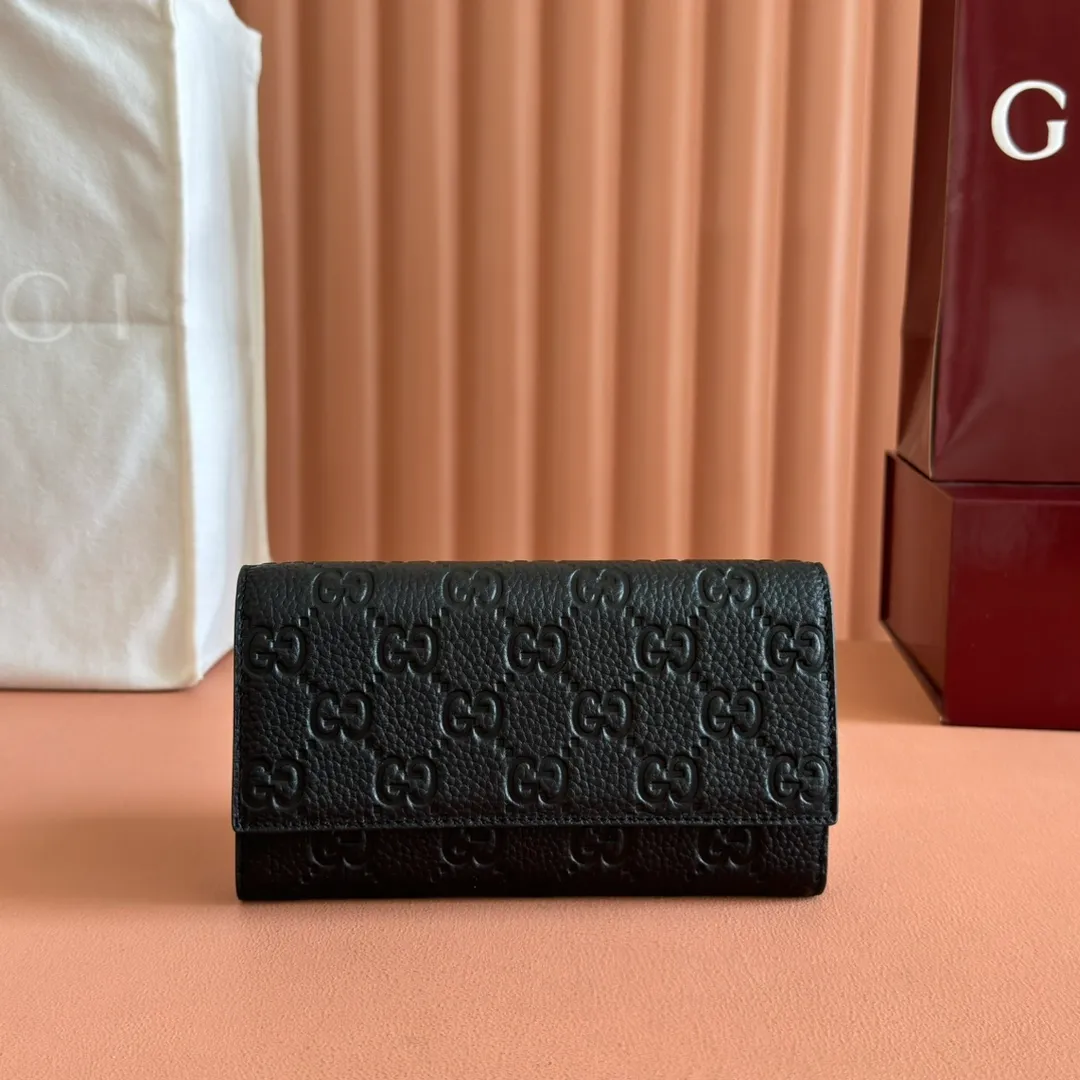 p500. 💋💋💋🔥"With full set of original green box packaging"🔥[New style] GG Emblem series super soft pink embossed/full leather wallet Model: 815922. Dimensions: 19 (length) x 10 (width) x 2.5cm (thickness) Color: black full leather/original leather. Made in Italy