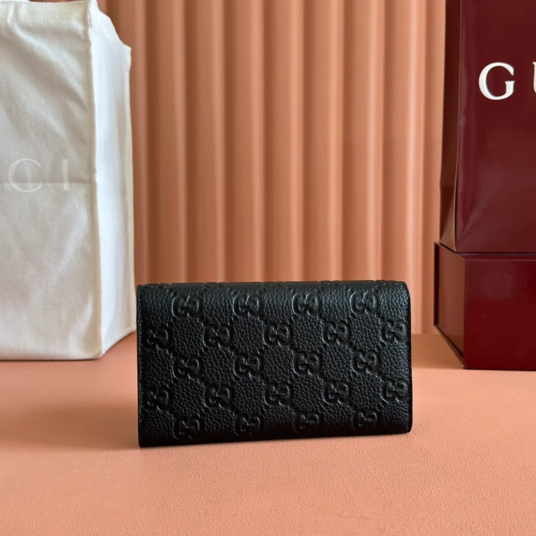 p500. 💋💋💋🔥"With full set of original green box packaging"🔥[New style] GG Emblem series super soft pink embossed/full leather wallet Model: 815922. Dimensions: 19 (length) x 10 (width) x 2.5cm (thickness) Color: black full leather/original leather. Made in Italy