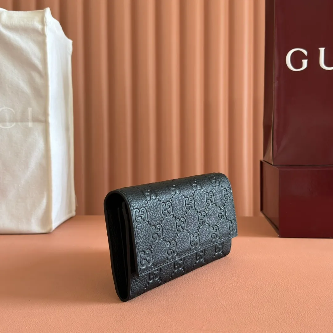p500. 💋💋💋🔥"With full set of original green box packaging"🔥[New style] GG Emblem series super soft pink embossed/full leather wallet Model: 815922. Dimensions: 19 (length) x 10 (width) x 2.5cm (thickness) Color: black full leather/original leather. Made in Italy