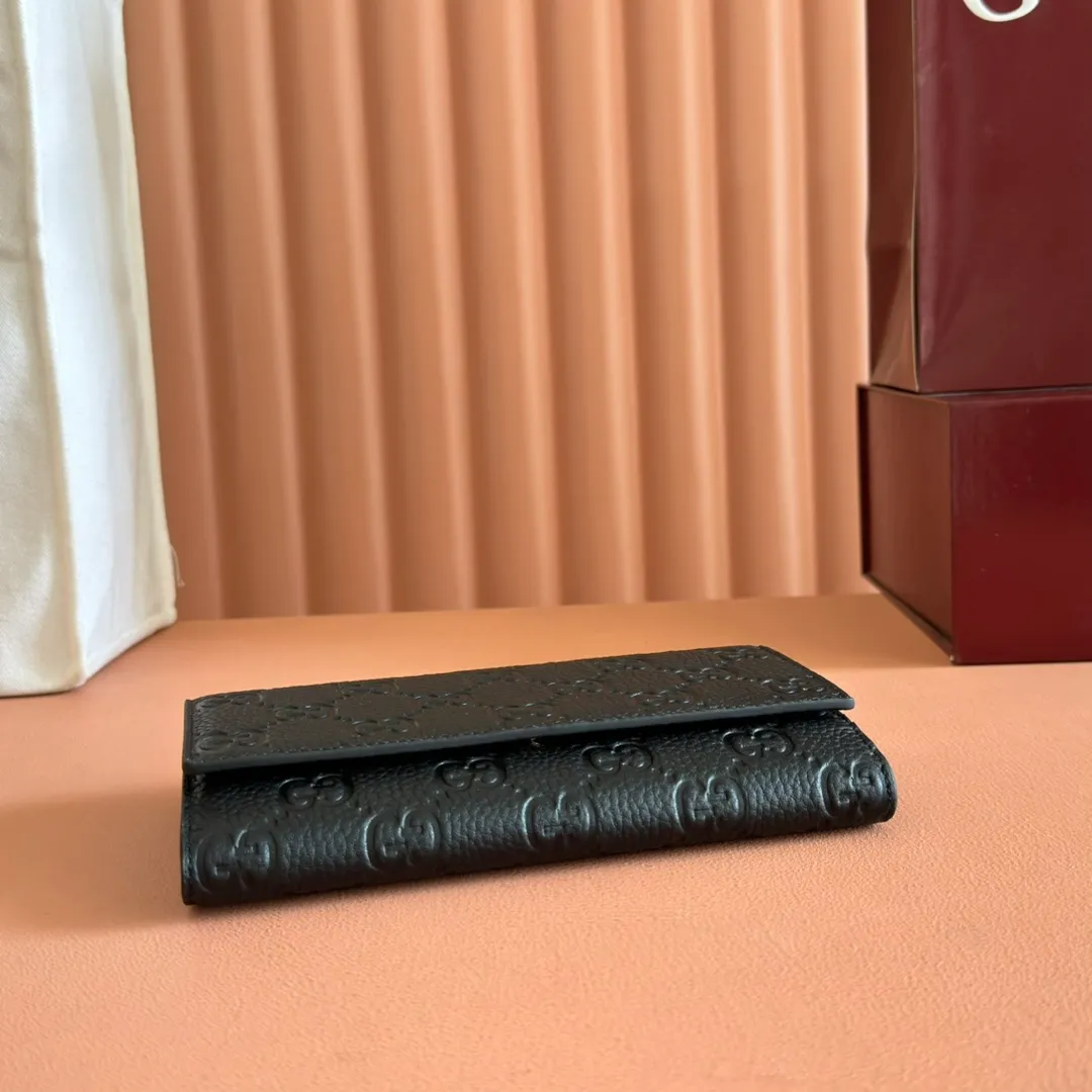 p500. 💋💋💋🔥"With full set of original green box packaging"🔥[New style] GG Emblem series super soft pink embossed/full leather wallet Model: 815922. Dimensions: 19 (length) x 10 (width) x 2.5cm (thickness) Color: black full leather/original leather. Made in Italy