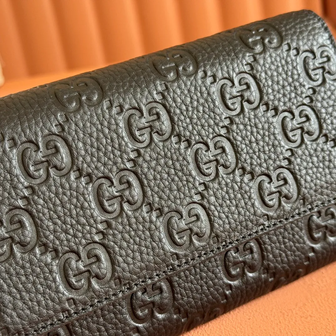 p500. 💋💋💋🔥"With full set of original green box packaging"🔥[New style] GG Emblem series super soft pink embossed/full leather wallet Model: 815922. Dimensions: 19 (length) x 10 (width) x 2.5cm (thickness) Color: black full leather/original leather. Made in Italy