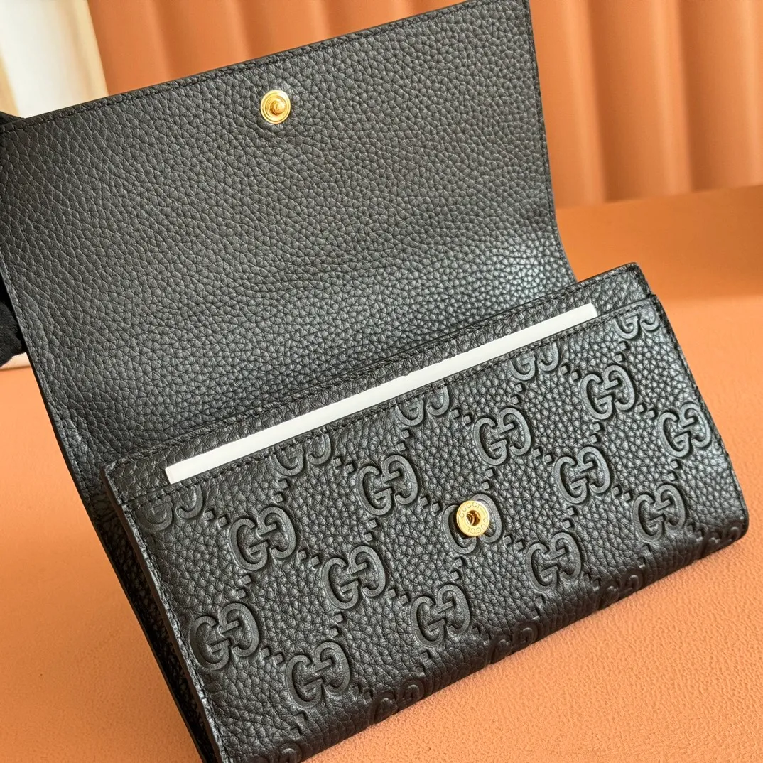 p500. 💋💋💋🔥"With full set of original green box packaging"🔥[New style] GG Emblem series super soft pink embossed/full leather wallet Model: 815922. Dimensions: 19 (length) x 10 (width) x 2.5cm (thickness) Color: black full leather/original leather. Made in Italy