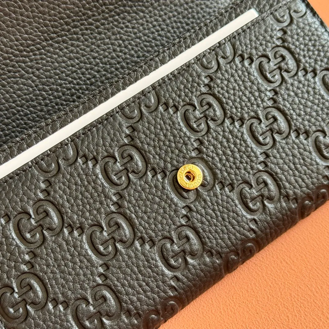p500. 💋💋💋🔥"With full set of original green box packaging"🔥[New style] GG Emblem series super soft pink embossed/full leather wallet Model: 815922. Dimensions: 19 (length) x 10 (width) x 2.5cm (thickness) Color: black full leather/original leather. Made in Italy