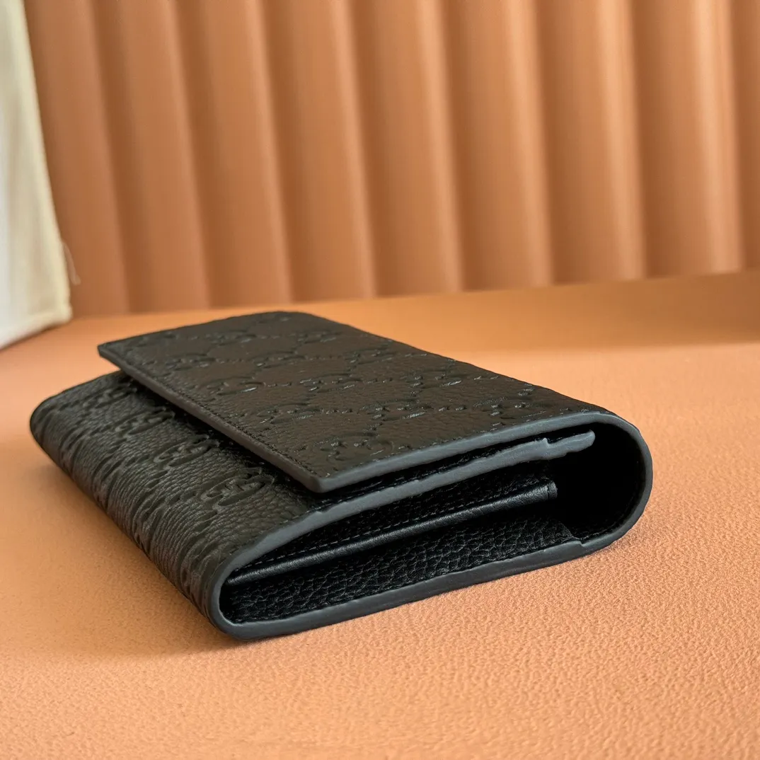 p500. 💋💋💋🔥"With full set of original green box packaging"🔥[New style] GG Emblem series super soft pink embossed/full leather wallet Model: 815922. Dimensions: 19 (length) x 10 (width) x 2.5cm (thickness) Color: black full leather/original leather. Made in Italy
