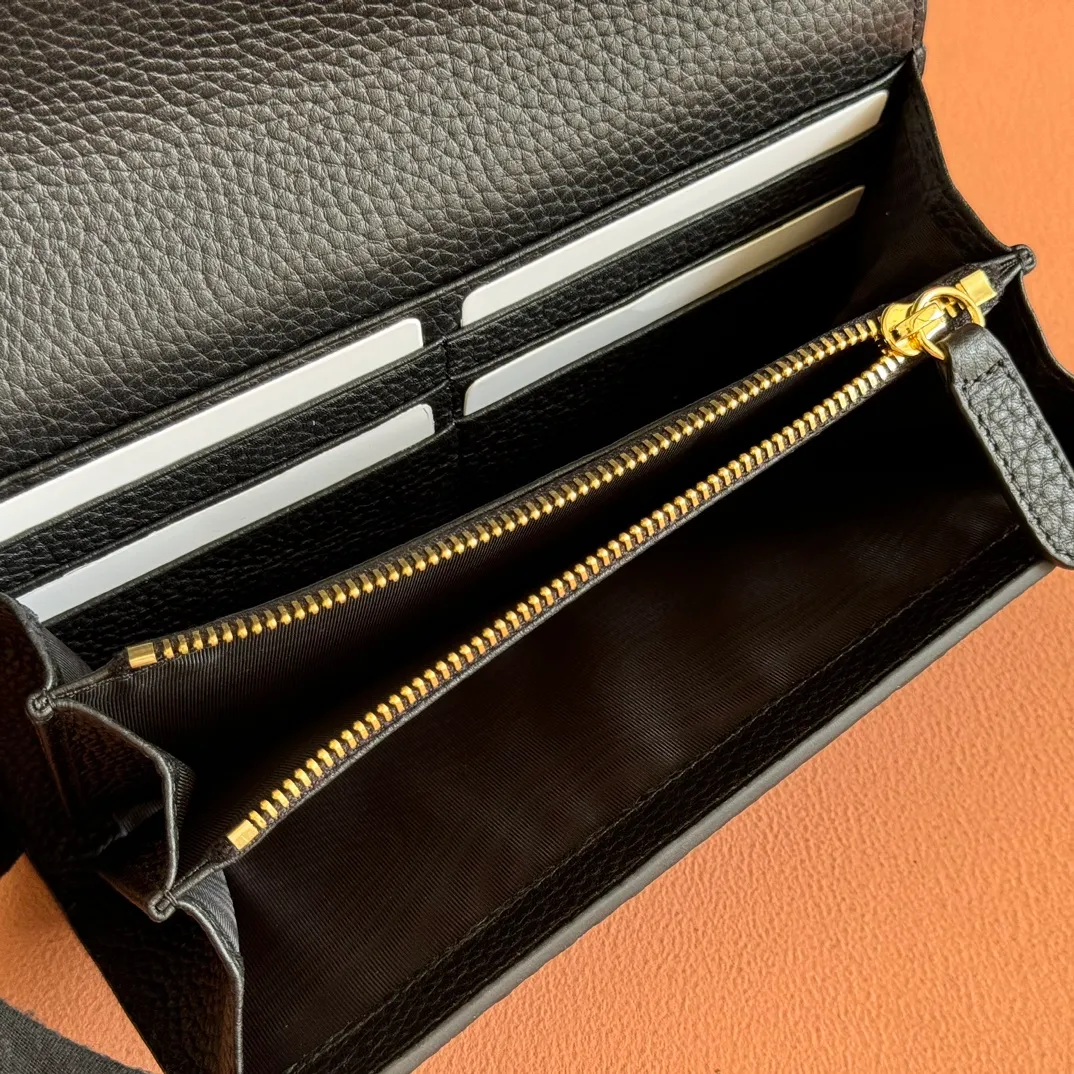 p500. 💋💋💋🔥"With full set of original green box packaging"🔥[New style] GG Emblem series super soft pink embossed/full leather wallet Model: 815922. Dimensions: 19 (length) x 10 (width) x 2.5cm (thickness) Color: black full leather/original leather. Made in Italy