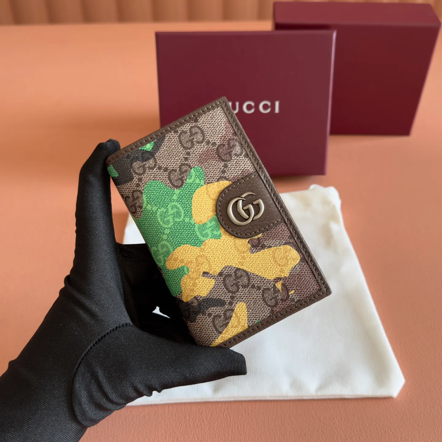 p380. 💋💋💋【With full set of original counter packaging】Vivid camouflage combined with unique color matching, a new interpretation of the classic GG pattern. This long card holder is crafted from coated fabric with a marbled GG monogram pattern and features Double G details. Green and yellow camouflage marbled GG coated fabric Brown leather trim Palladium-toned hardware Brown taffeta lining Double G Web detail Interior: 8 card compartments, 2 bill compartments Model: 834691. Dimensions when closed: 7.5cm (width) x 12cm (h); dimensions when open: 15cm (width) x 12cm (h) Weight: approx. 85g Color: yellow camouflage/pvc. Made in Italy