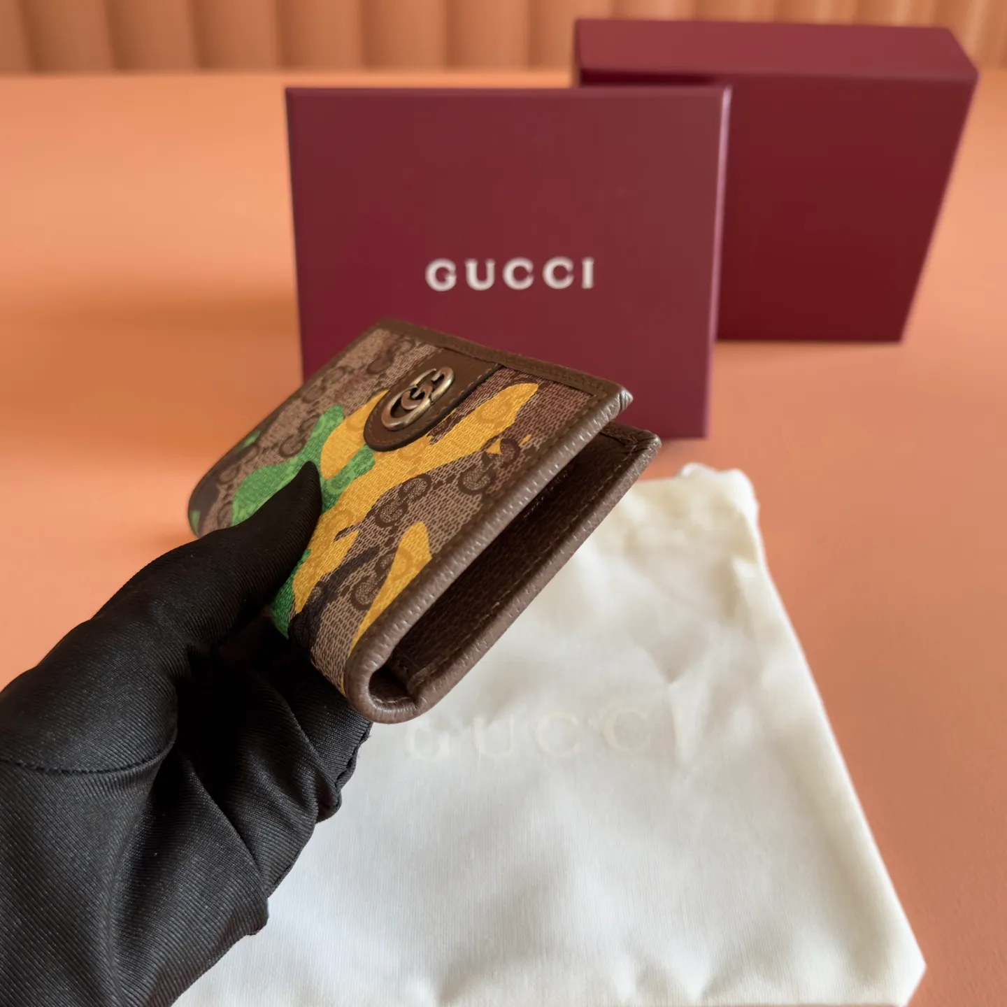 p380. 💋💋💋【With full set of original counter packaging】Vivid camouflage combined with unique color matching, a new interpretation of the classic GG pattern. This long card holder is crafted from coated fabric with a marbled GG monogram pattern and features Double G details. Green and yellow camouflage marbled GG coated fabric Brown leather trim Palladium-toned hardware Brown taffeta lining Double G Web detail Interior: 8 card compartments, 2 bill compartments Model: 834691. Dimensions when closed: 7.5cm (width) x 12cm (h); dimensions when open: 15cm (width) x 12cm (h) Weight: approx. 85g Color: yellow camouflage/pvc. Made in Italy