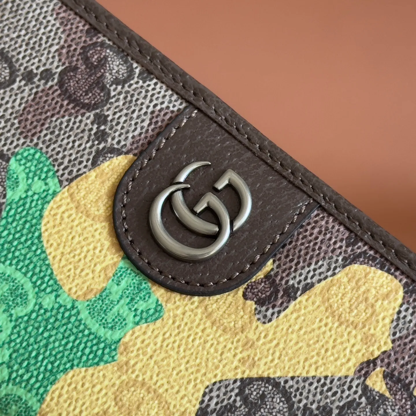 p380. 💋💋💋【With full set of original counter packaging】Vivid camouflage combined with unique color matching, a new interpretation of the classic GG pattern. This long card holder is crafted from coated fabric with a marbled GG monogram pattern and features Double G details. Green and yellow camouflage marbled GG coated fabric Brown leather trim Palladium-toned hardware Brown taffeta lining Double G Web detail Interior: 8 card compartments, 2 bill compartments Model: 834691. Dimensions when closed: 7.5cm (width) x 12cm (h); dimensions when open: 15cm (width) x 12cm (h) Weight: approx. 85g Color: yellow camouflage/pvc. Made in Italy