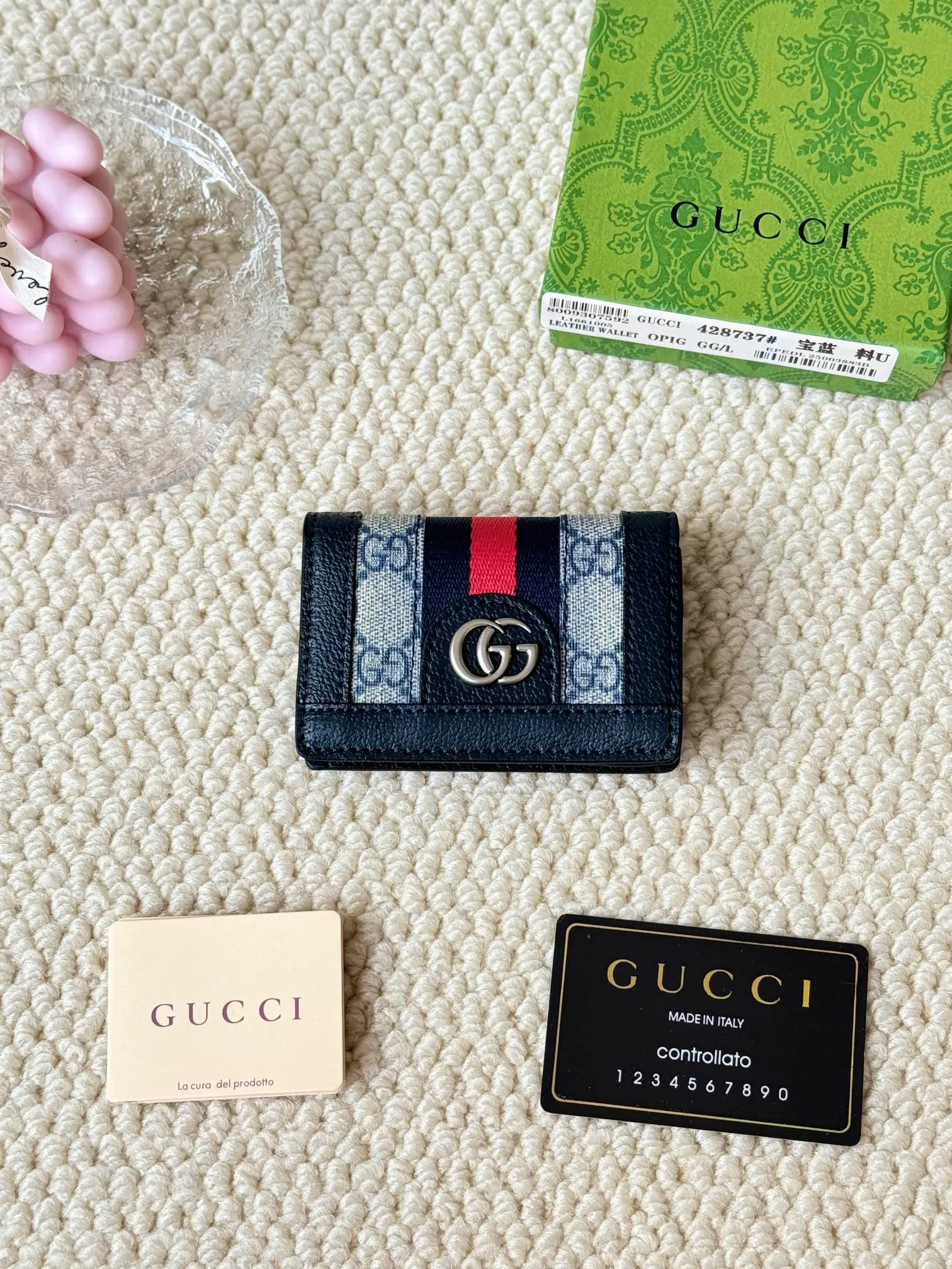 💰120 Gucci folding card holder with eye-catching signature Double G hardware. Made of canvas with webbing for a textured look. Model: 428737 Size: 10.5×7.5×2.5