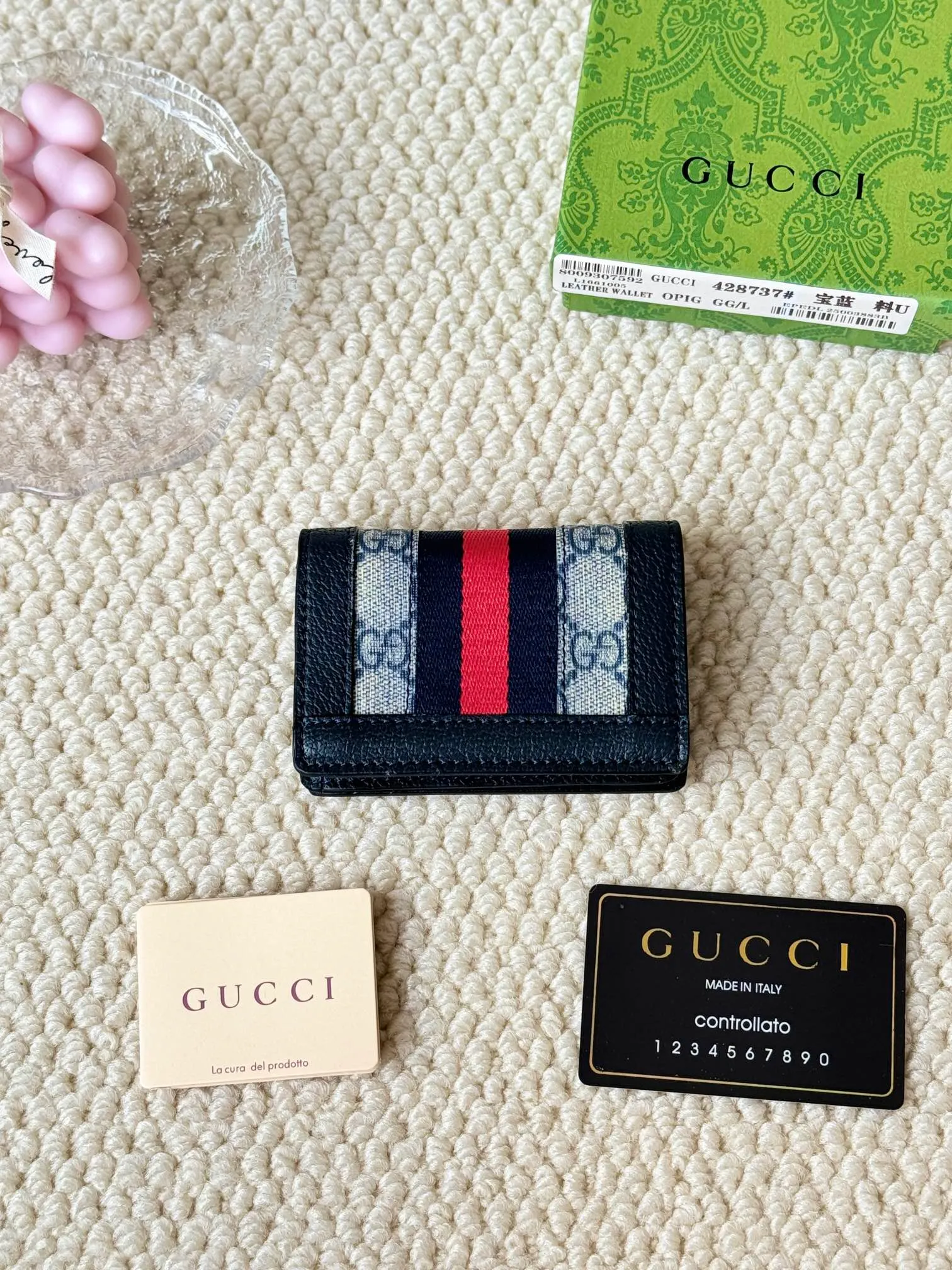 💰120 Gucci folding card holder with eye-catching signature Double G hardware. Made of canvas with webbing for a textured look. Model: 428737 Size: 10.5×7.5×2.5