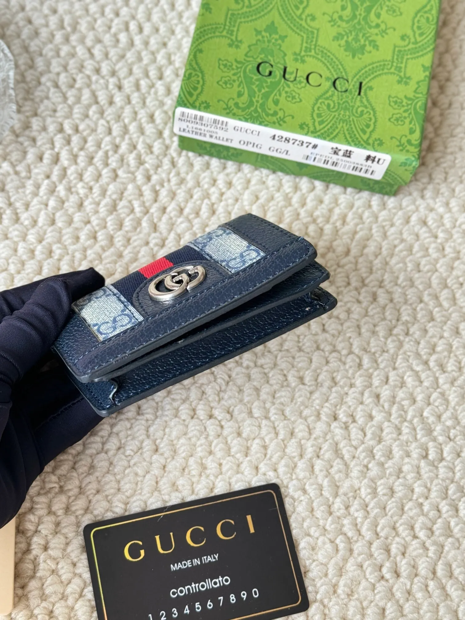💰120 Gucci folding card holder with eye-catching signature Double G hardware. Made of canvas with webbing for a textured look. Model: 428737 Size: 10.5×7.5×2.5