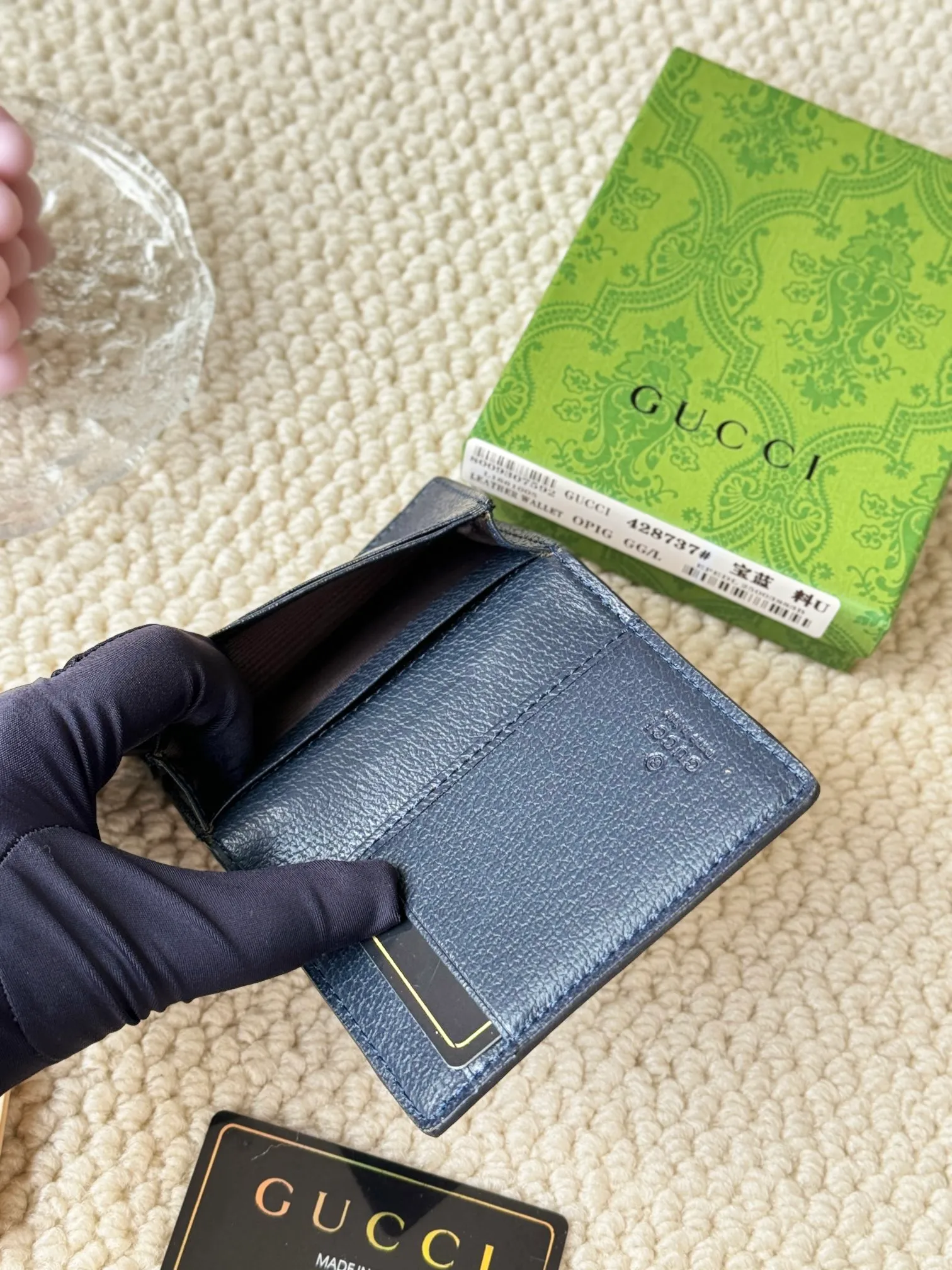 💰120 Gucci folding card holder with eye-catching signature Double G hardware. Made of canvas with webbing for a textured look. Model: 428737 Size: 10.5×7.5×2.5