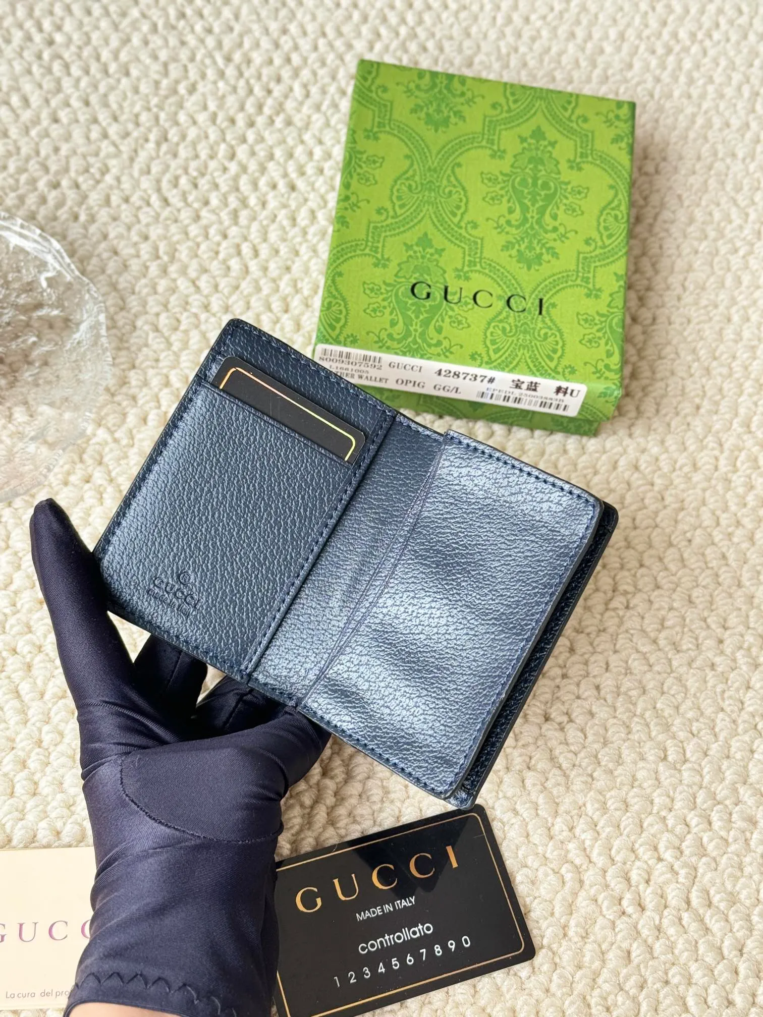 💰120 Gucci folding card holder with eye-catching signature Double G hardware. Made of canvas with webbing for a textured look. Model: 428737 Size: 10.5×7.5×2.5