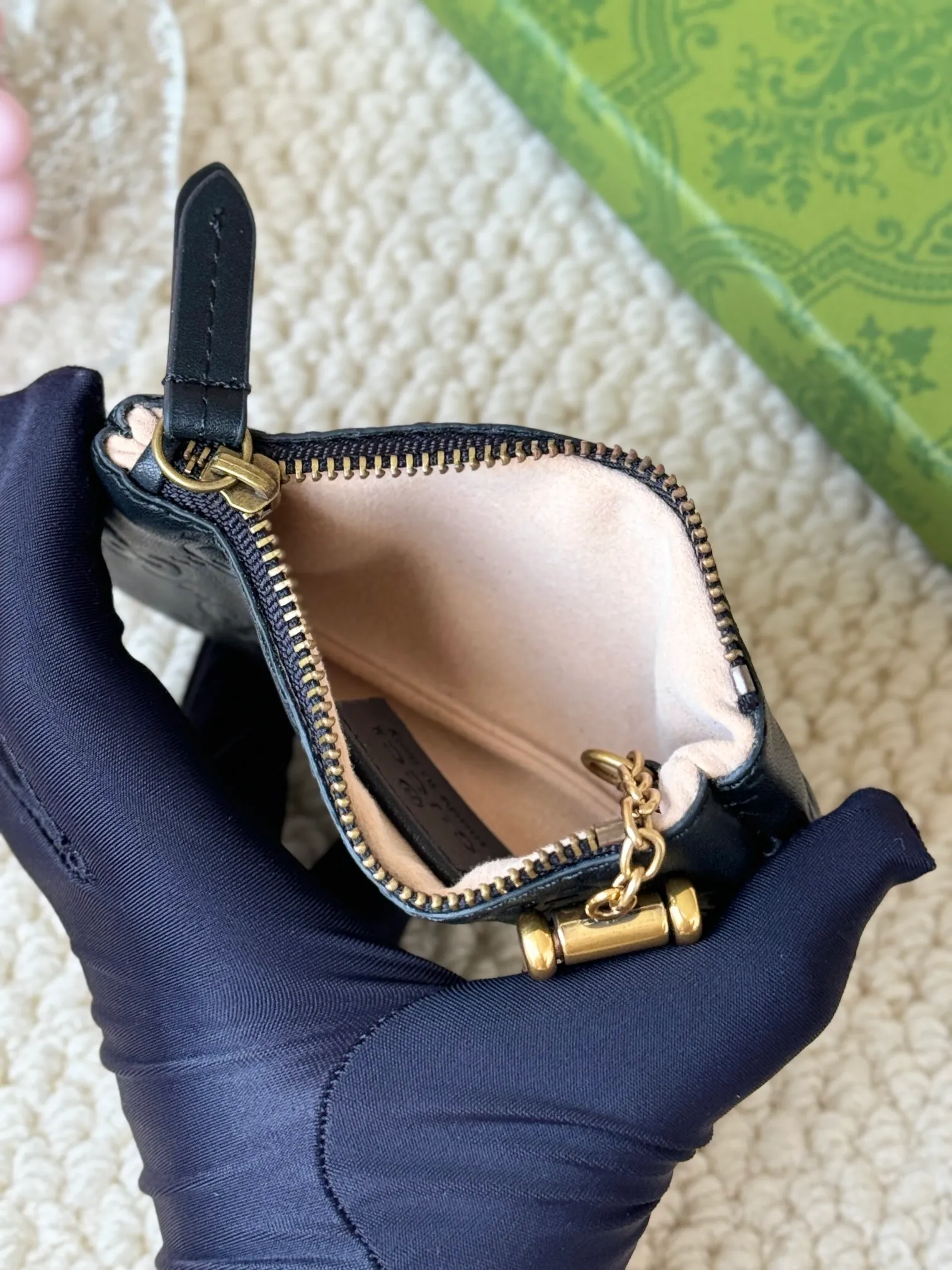 💰140 gucci new small coin purse ~ lipstick bag! Large cowhide embossed characters and exquisite original factory hardware! Flexible and unique hook buckle, small and exquisite, with great effect. Model: 671722, size: 12x7.5x1.5cm.