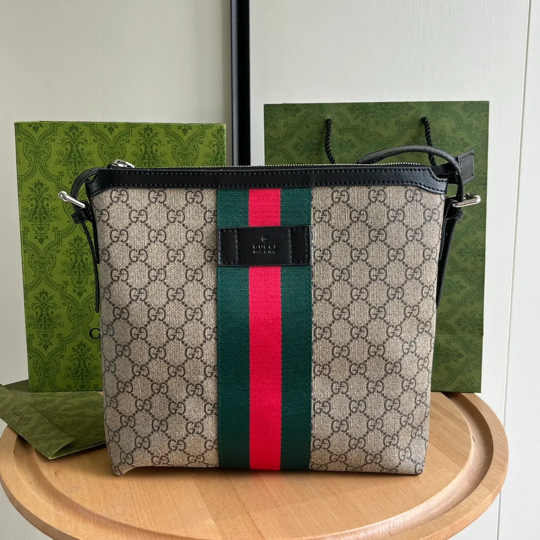 Actual shot #💰260 Style number: 387111 Size: 27*28*4cm Gucci GG Ophidia printing series men's crossbody bag, full of space, suitable for daily business travel, contains an inner pocket for mobile phones and an inner pocket with zipper, this bag is very convenient and practical for daily work and study! It is one of the must-have items for men who like to be a little more low-key.