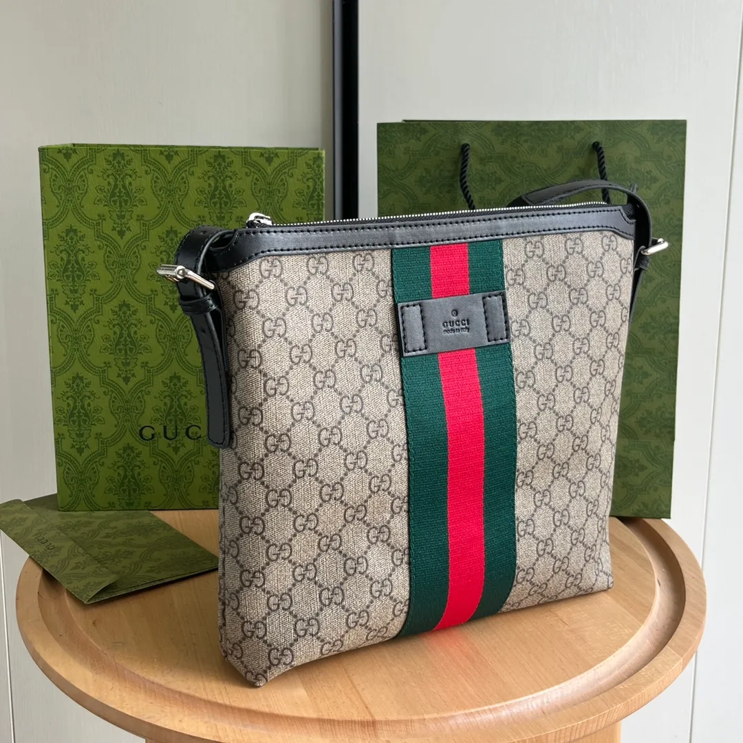 Actual shot #💰260 Style number: 387111 Size: 27*28*4cm Gucci GG Ophidia printing series men's crossbody bag, full of space, suitable for daily business travel, contains an inner pocket for mobile phones and an inner pocket with zipper, this bag is very convenient and practical for daily work and study! It is one of the must-have items for men who like to be a little more low-key.