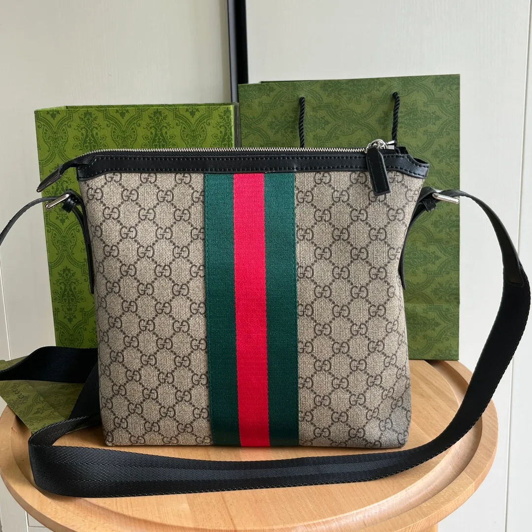 Actual shot #💰260 Style number: 387111 Size: 27*28*4cm Gucci GG Ophidia printing series men's crossbody bag, full of space, suitable for daily business travel, contains an inner pocket for mobile phones and an inner pocket with zipper, this bag is very convenient and practical for daily work and study! It is one of the must-have items for men who like to be a little more low-key.